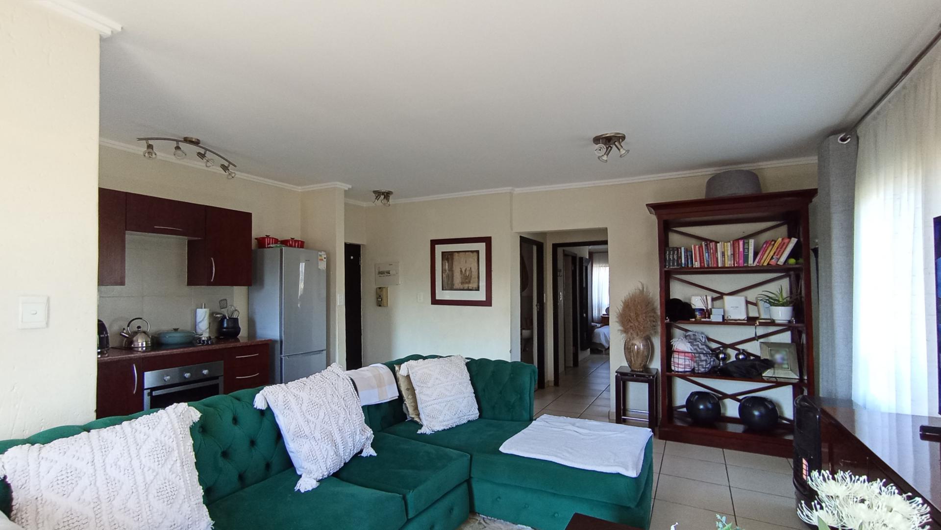 Lounges - 19 square meters of property in Jackal Creek Golf Estate