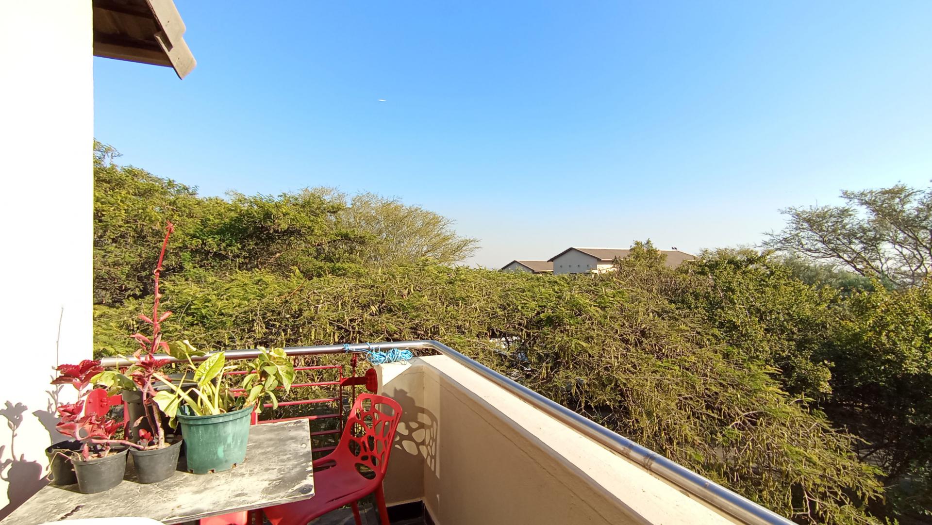 Balcony - 5 square meters of property in Jackal Creek Golf Estate