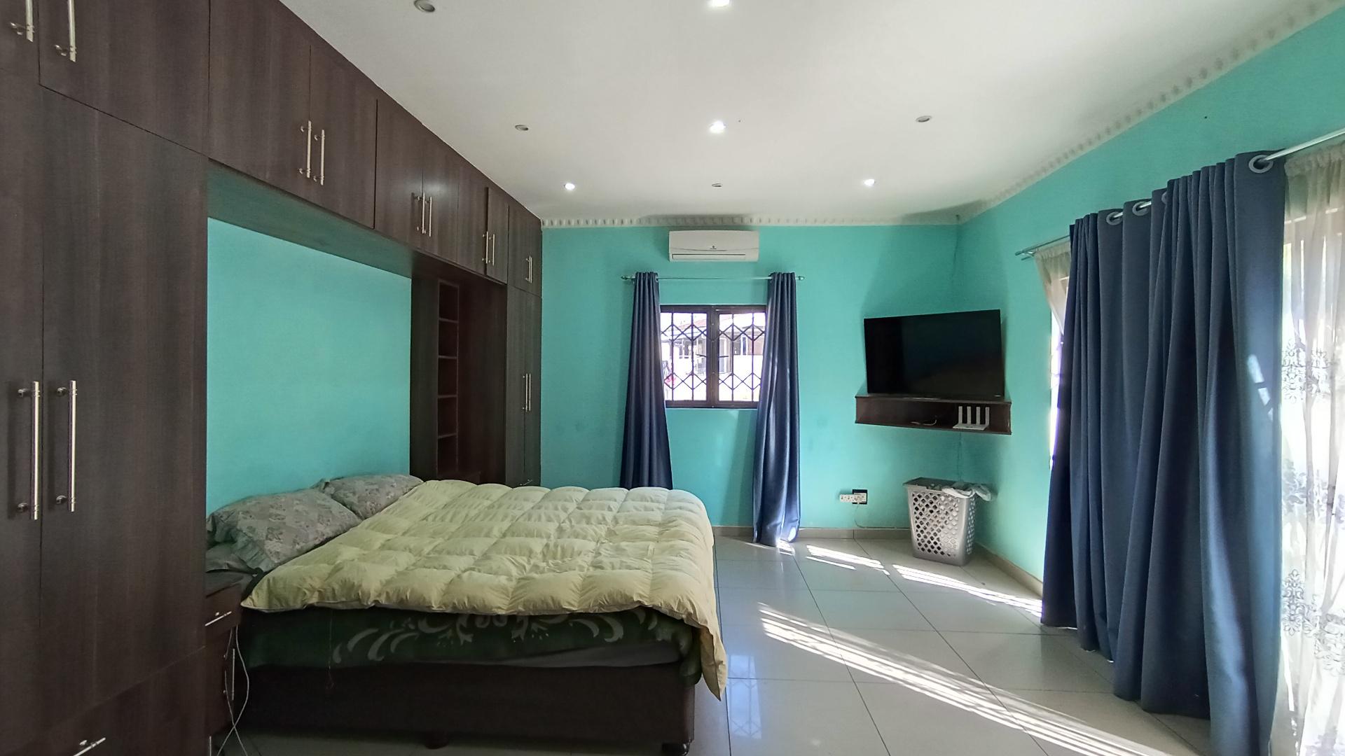 Main Bedroom - 26 square meters of property in Escombe 