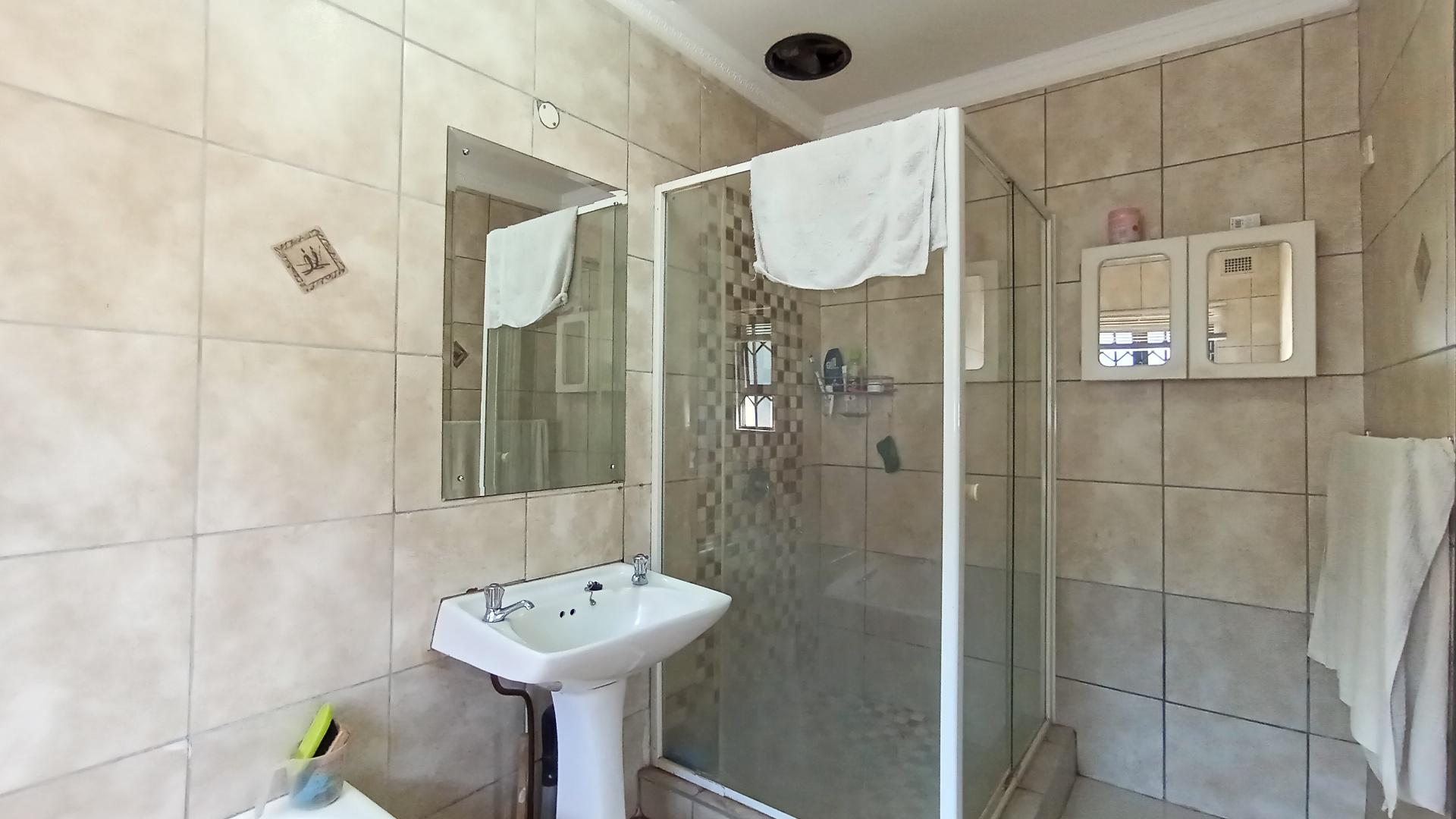 Main Bathroom - 7 square meters of property in Escombe 