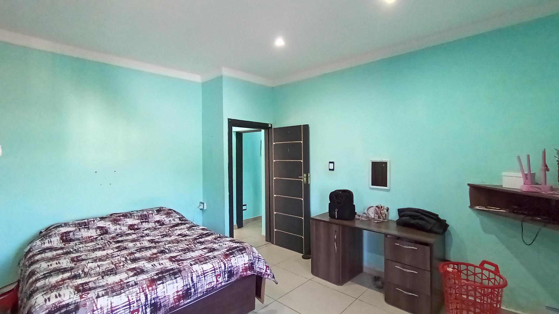 Bed Room 3 - 20 square meters of property in Escombe 