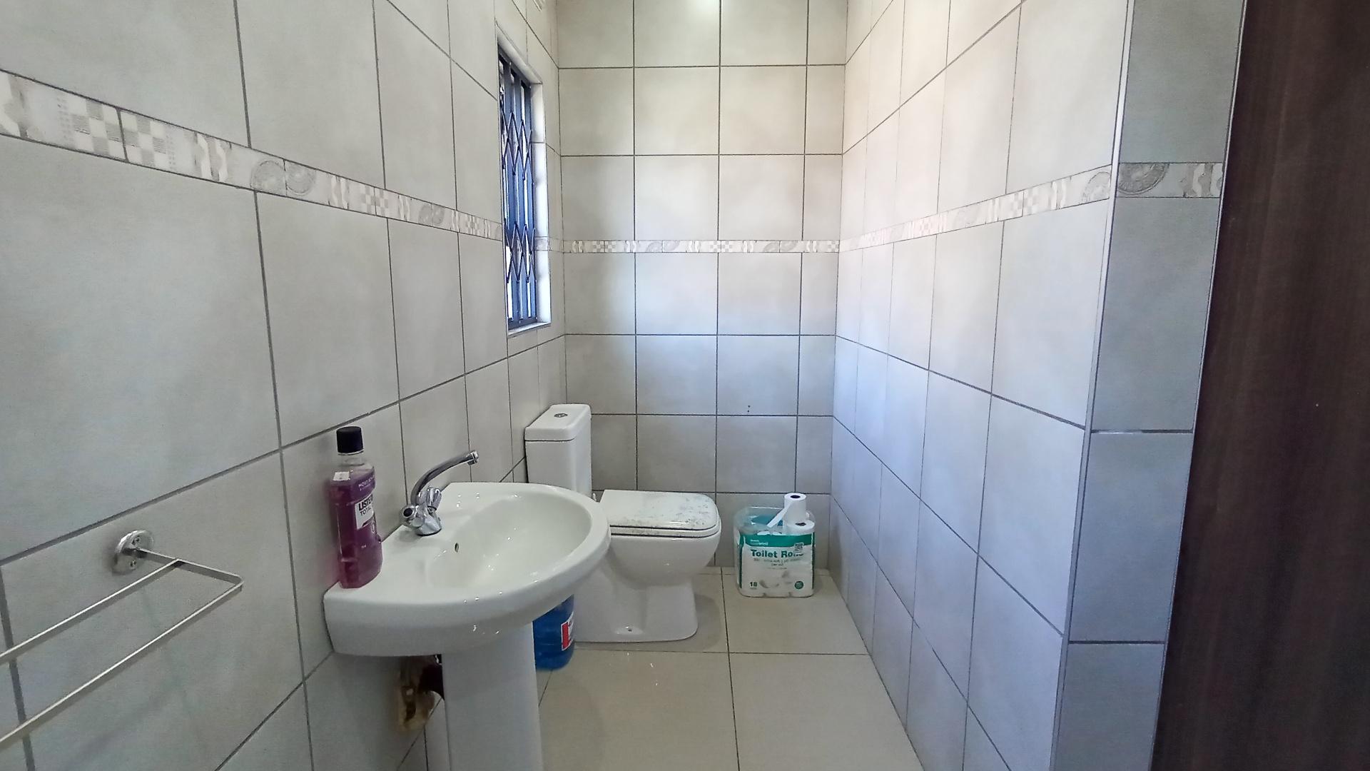 Bathroom 1 - 6 square meters of property in Escombe 