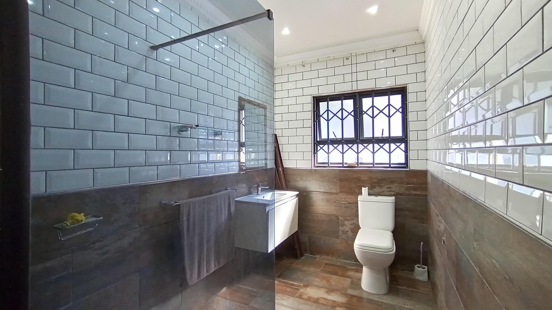 Bathroom 2 - 7 square meters of property in Escombe 