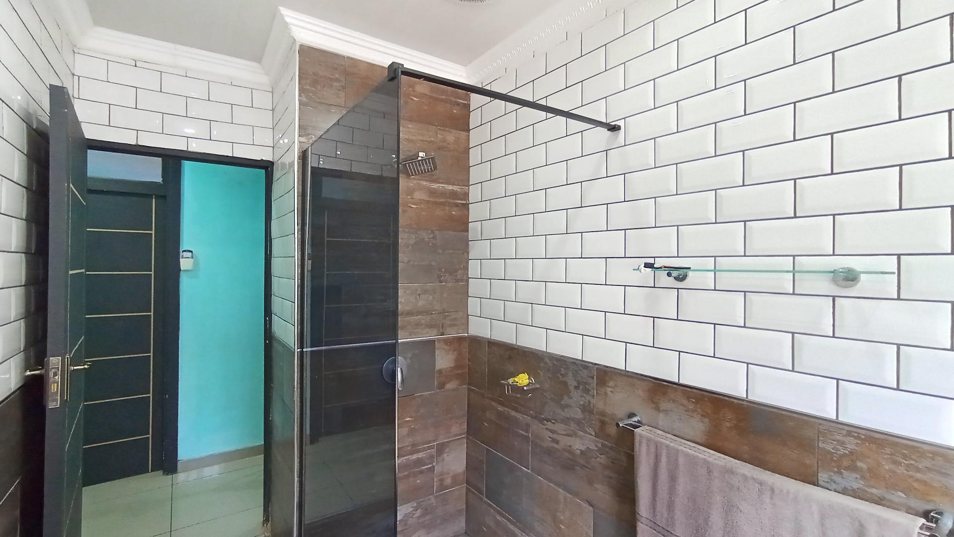 Bathroom 2 - 7 square meters of property in Escombe 