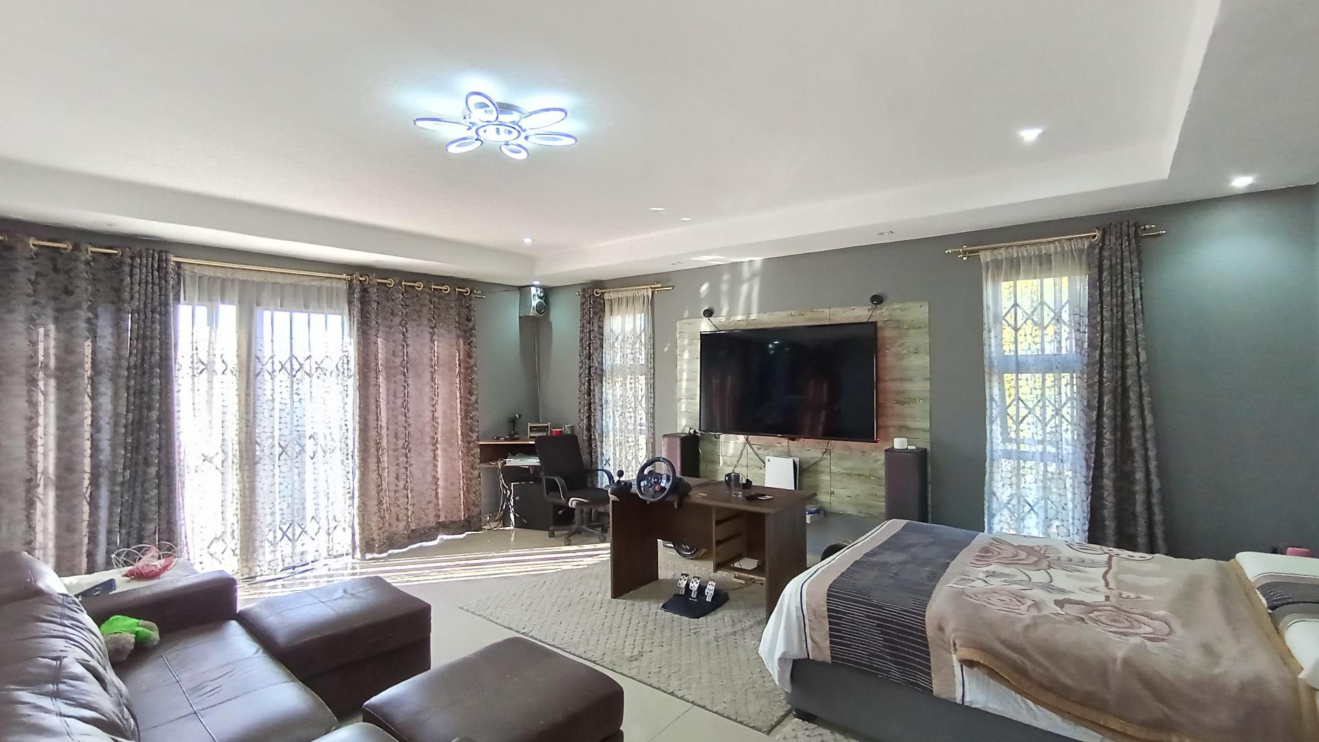 Bed Room 4 - 36 square meters of property in Escombe 