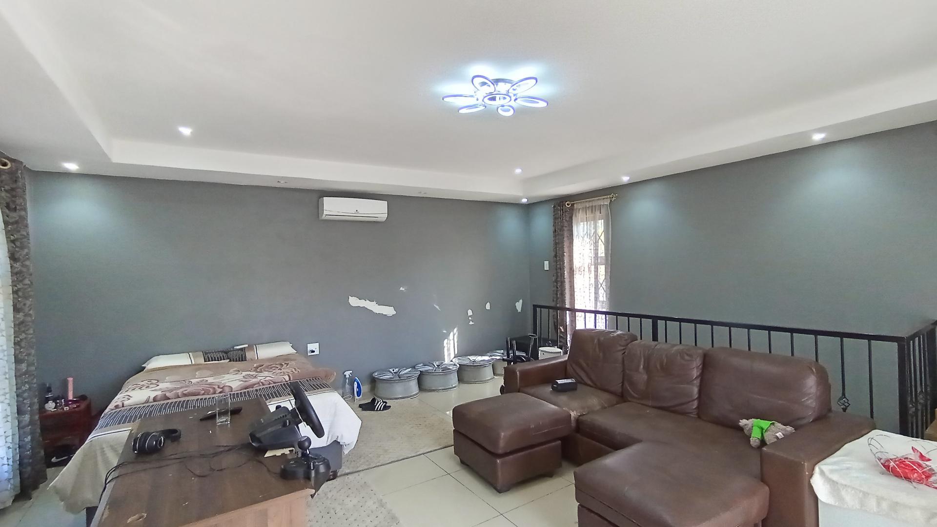 Bed Room 4 - 36 square meters of property in Escombe 