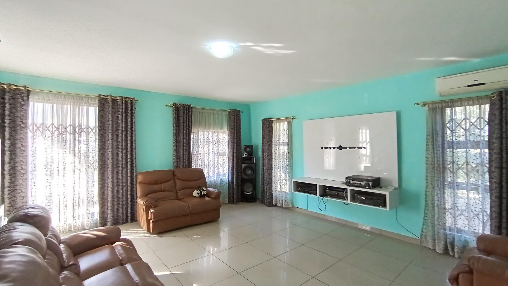 Lounges - 33 square meters of property in Escombe 