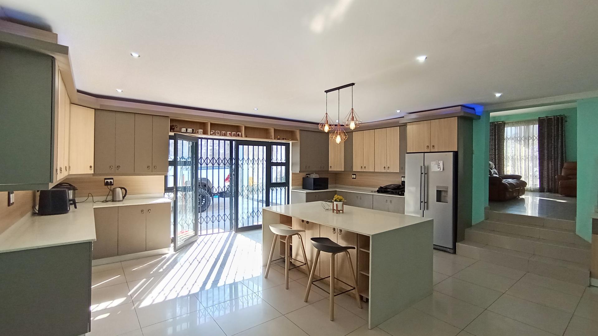 Kitchen - 33 square meters of property in Escombe 
