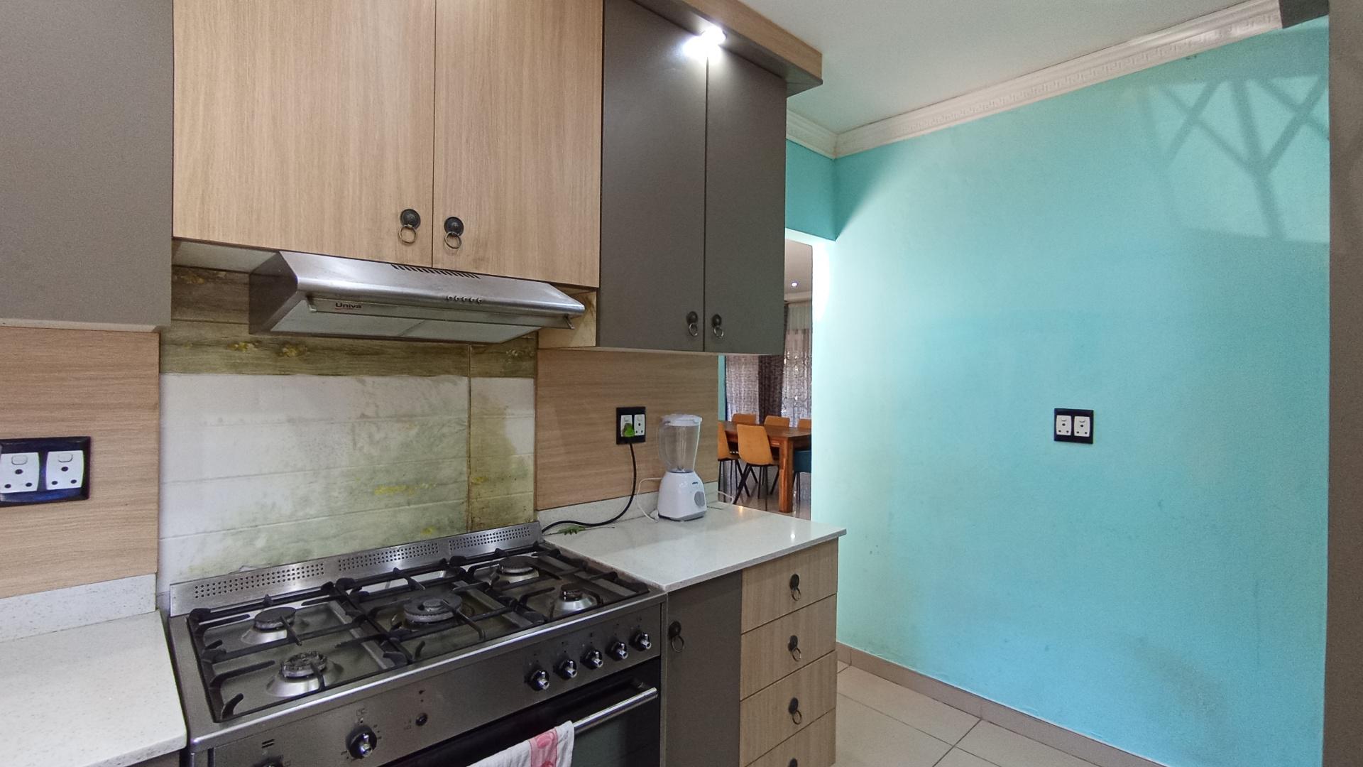 Scullery - 10 square meters of property in Escombe 