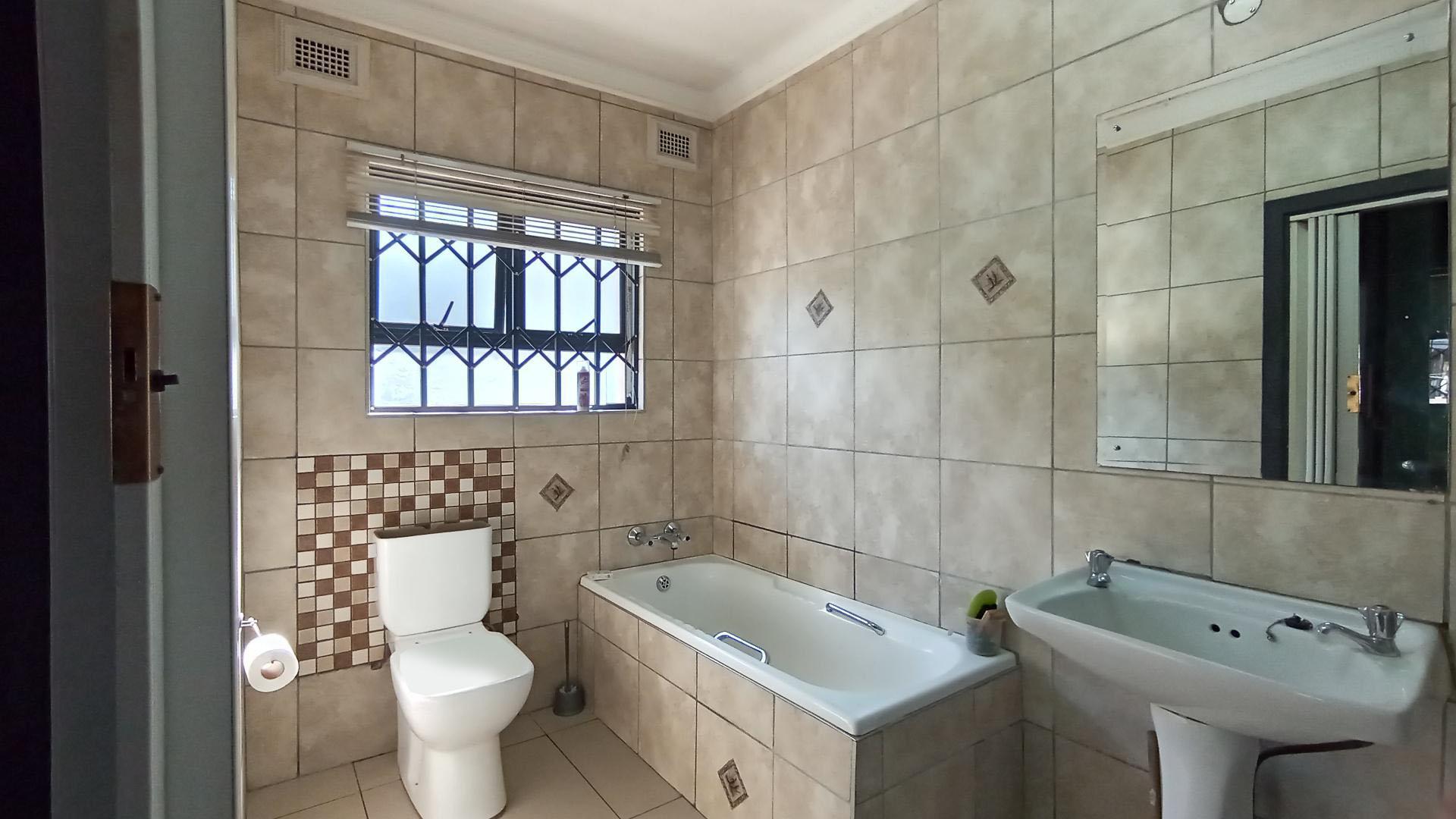 Main Bathroom - 7 square meters of property in Escombe 