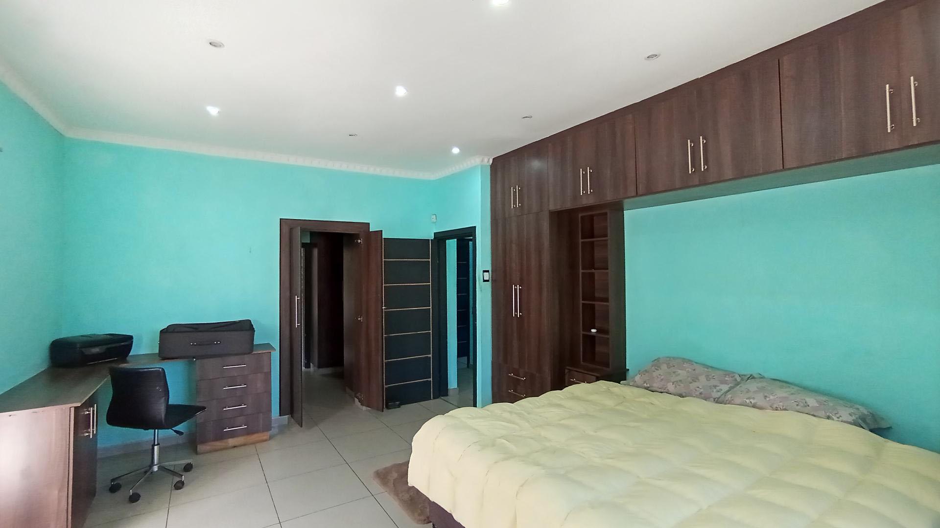 Main Bedroom - 26 square meters of property in Escombe 