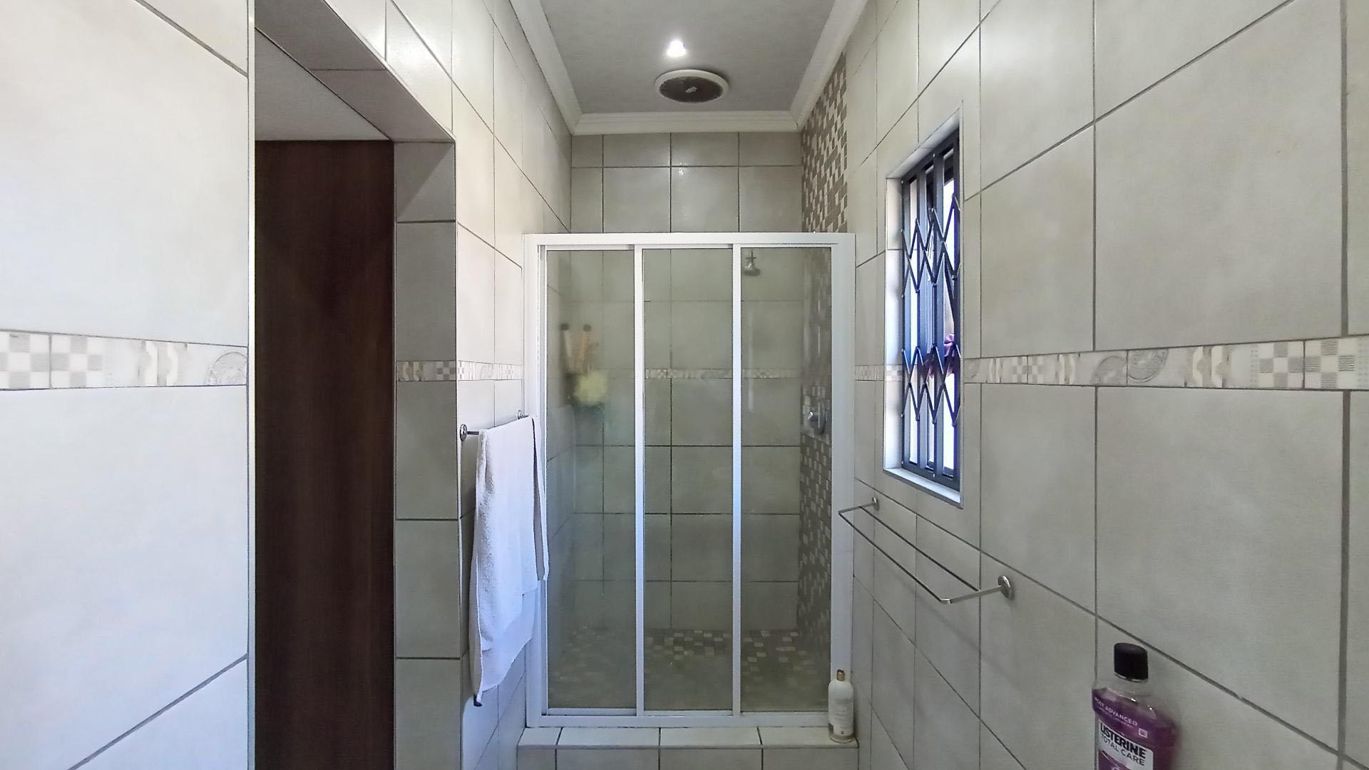 Bathroom 1 - 6 square meters of property in Escombe 