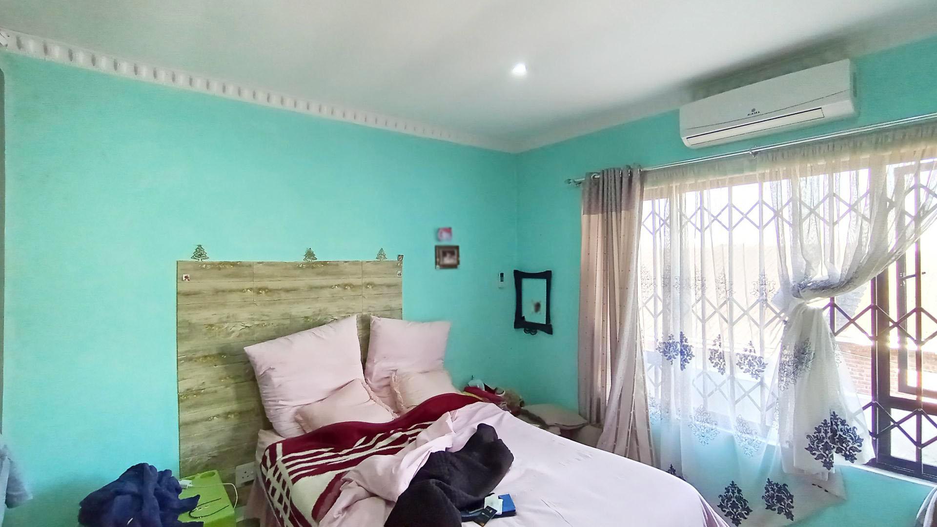 Bed Room 2 - 16 square meters of property in Escombe 