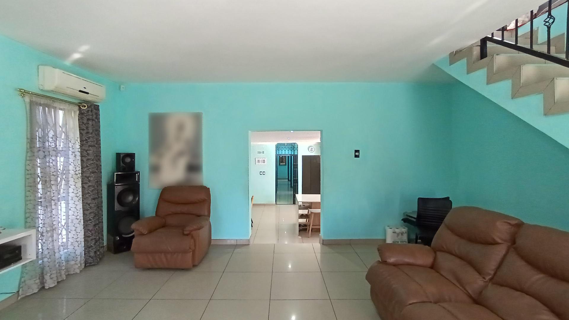 Lounges - 33 square meters of property in Escombe 