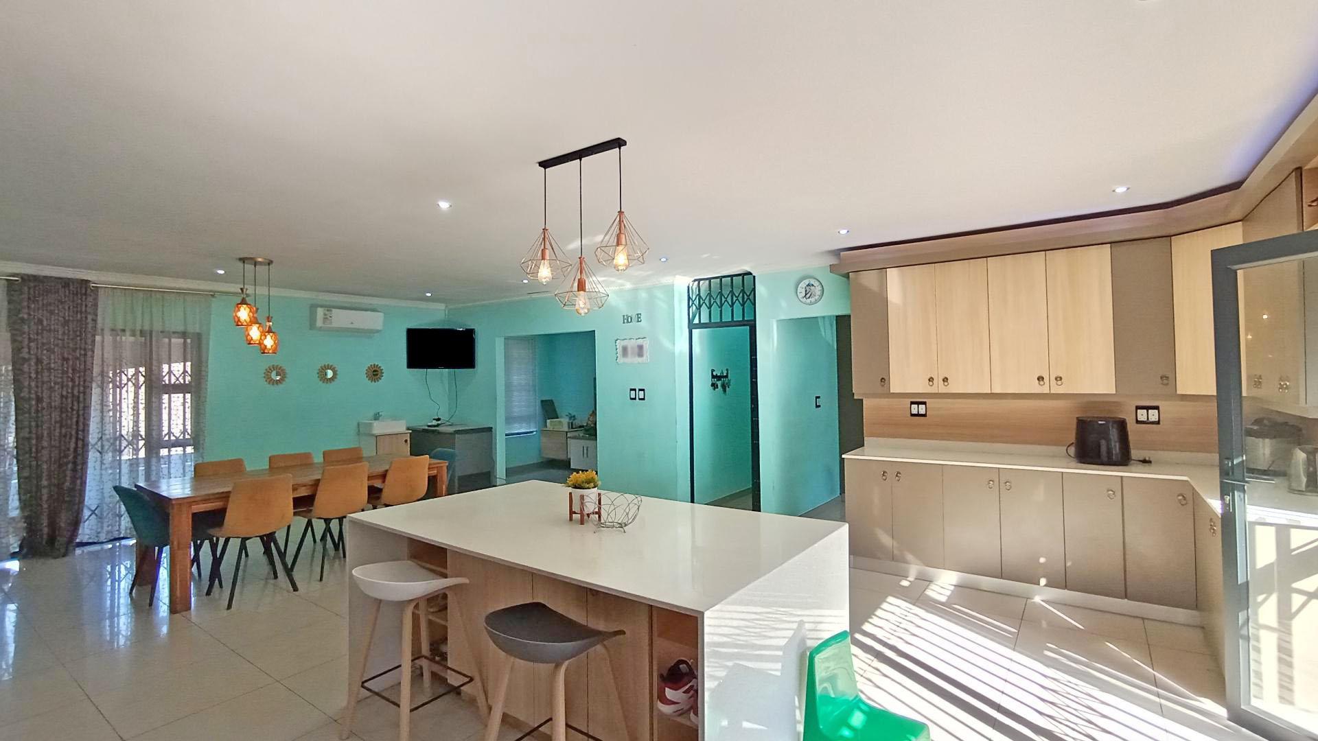 Kitchen - 33 square meters of property in Escombe 