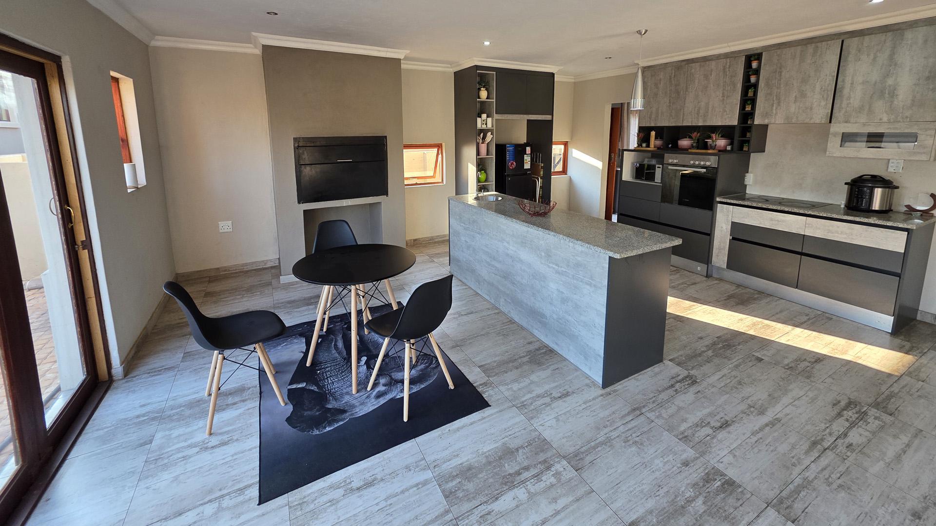 Dining Room of property in Xanadu Eco Park