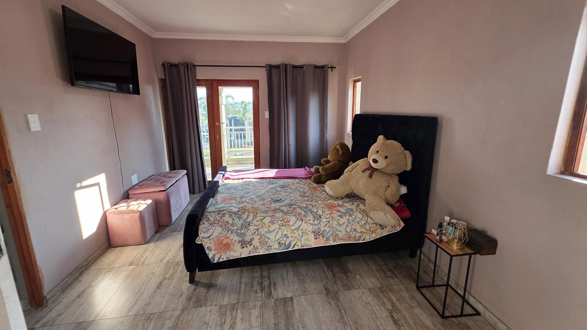 Main Bedroom of property in Xanadu Eco Park