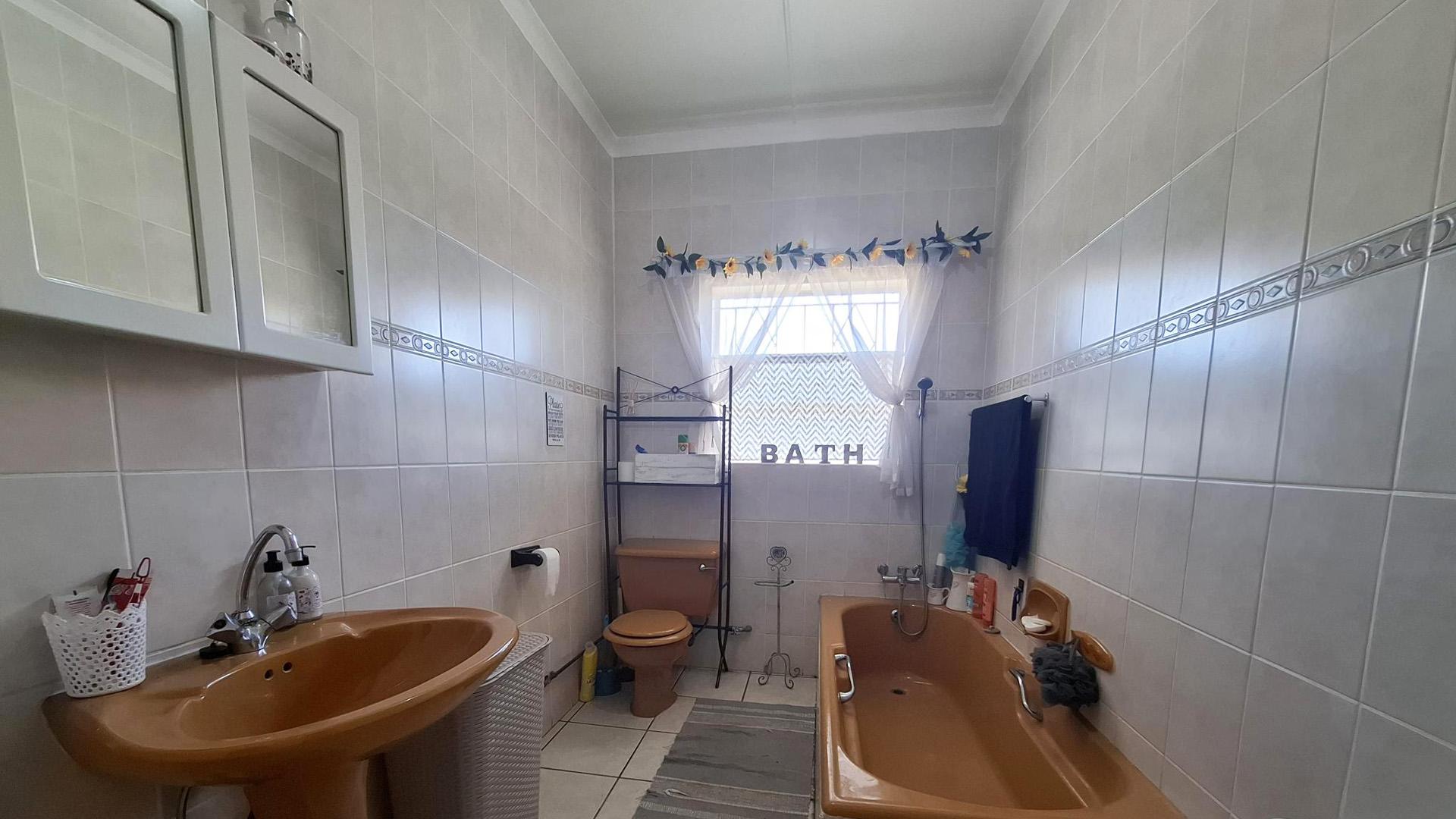 Bathroom 1 of property in Hartebeesfontein