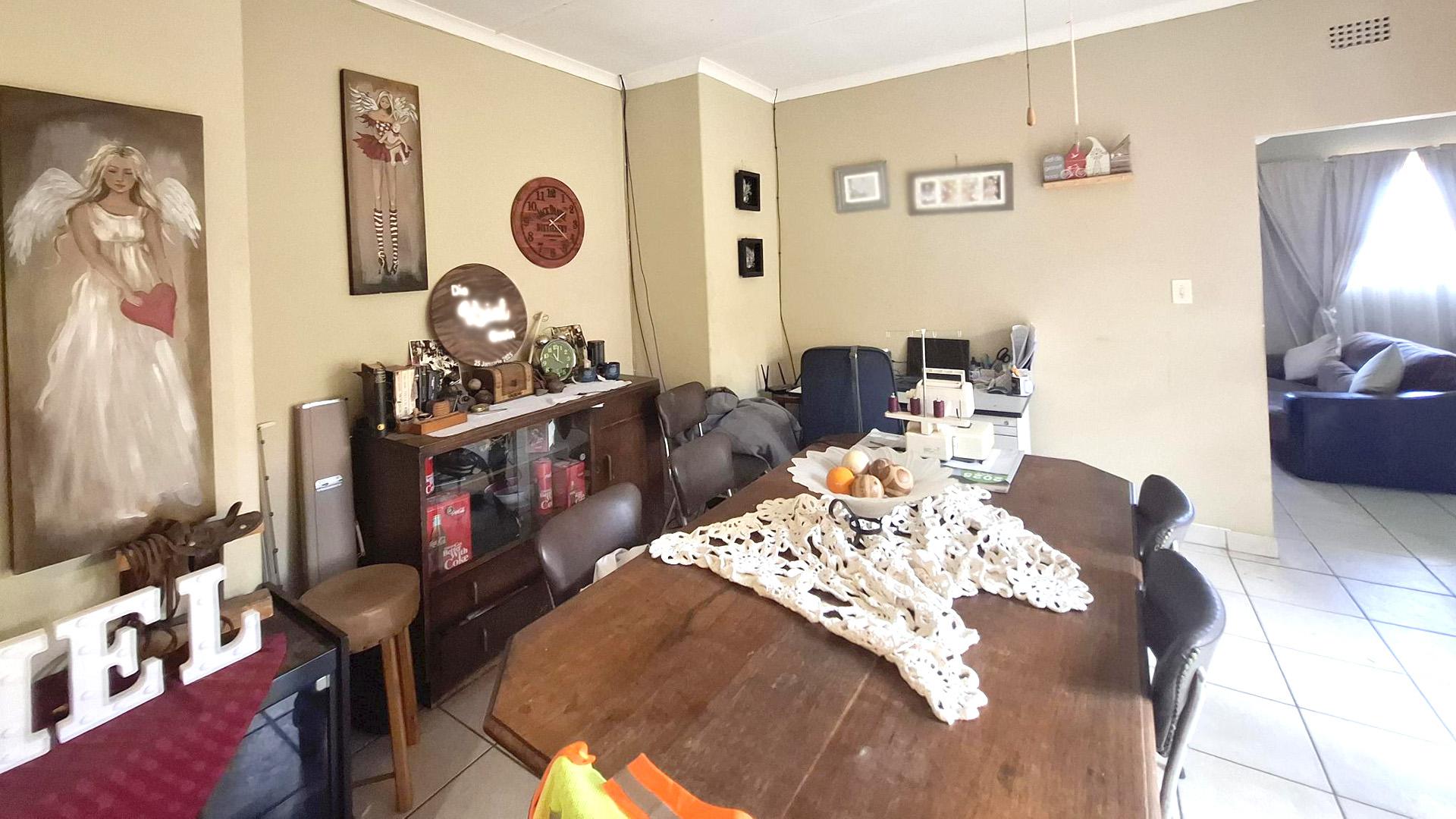 Dining Room of property in Hartebeesfontein