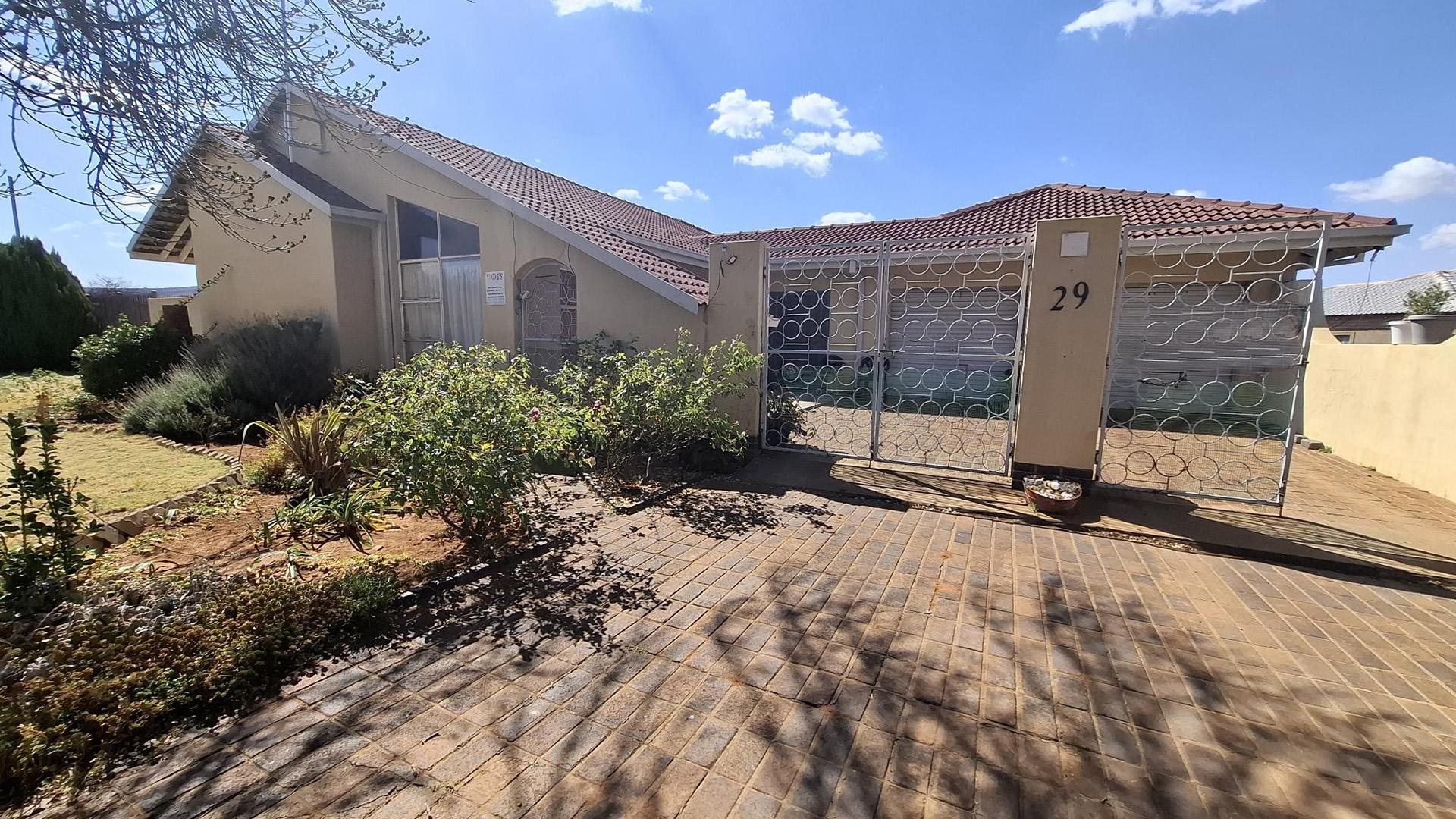 Front View of property in Hartebeesfontein