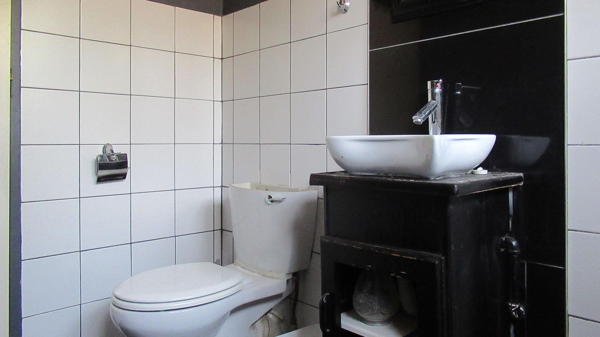 Main Bathroom - 6 square meters of property in Bromhof