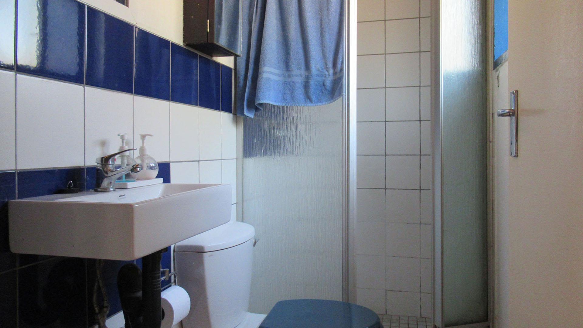 Bathroom 1 - 4 square meters of property in Bromhof