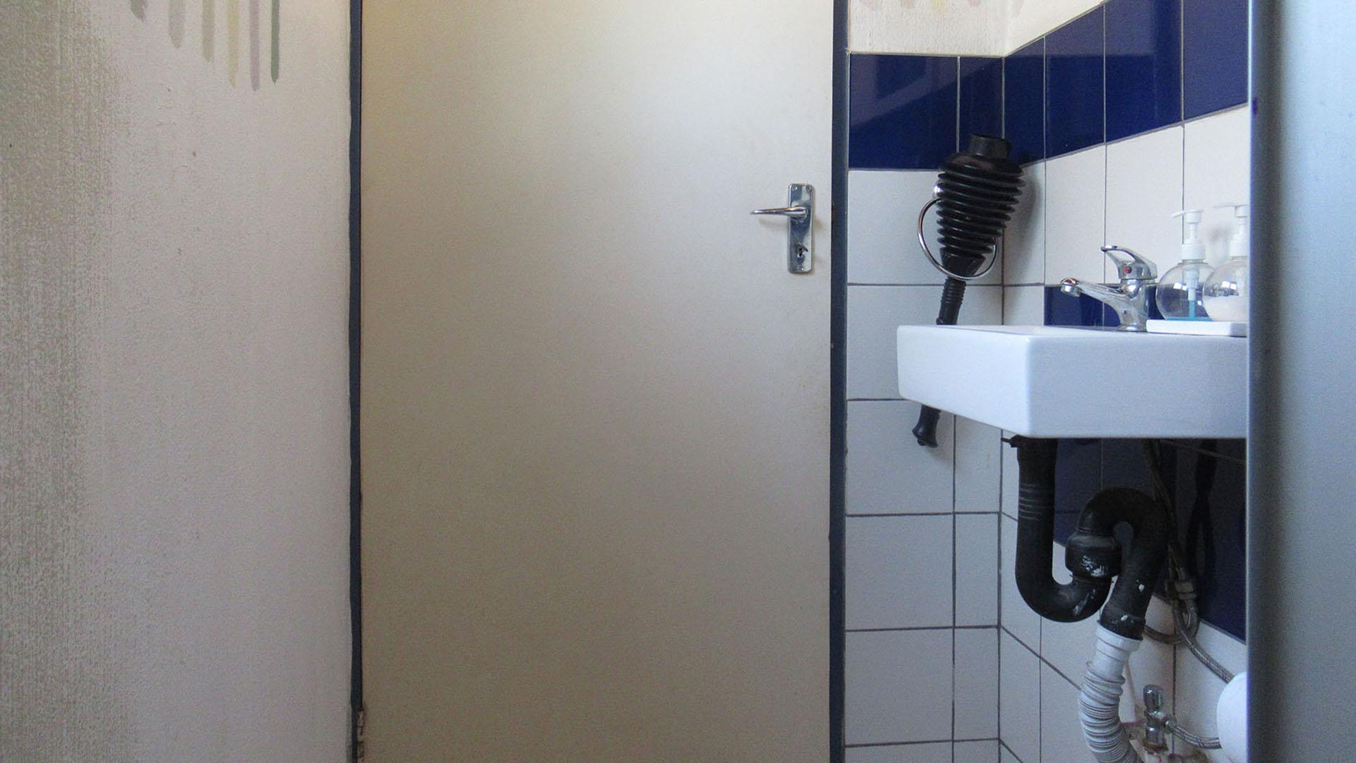 Bathroom 1 - 4 square meters of property in Bromhof