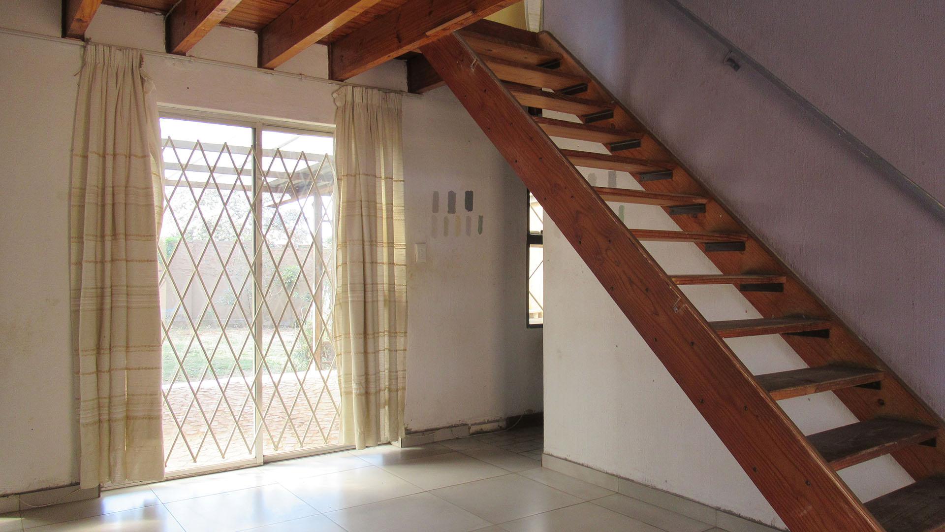 Dining Room - 19 square meters of property in Bromhof