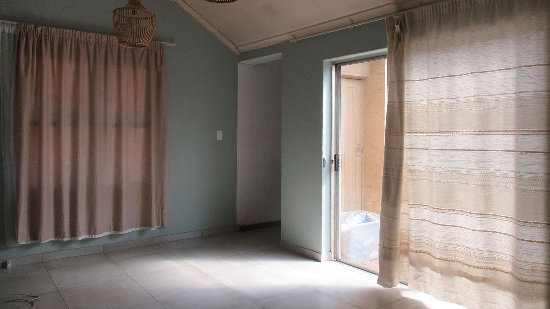 Lounges - 20 square meters of property in Bromhof