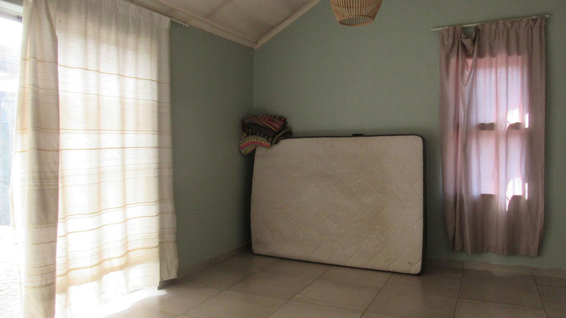 Lounges - 20 square meters of property in Bromhof