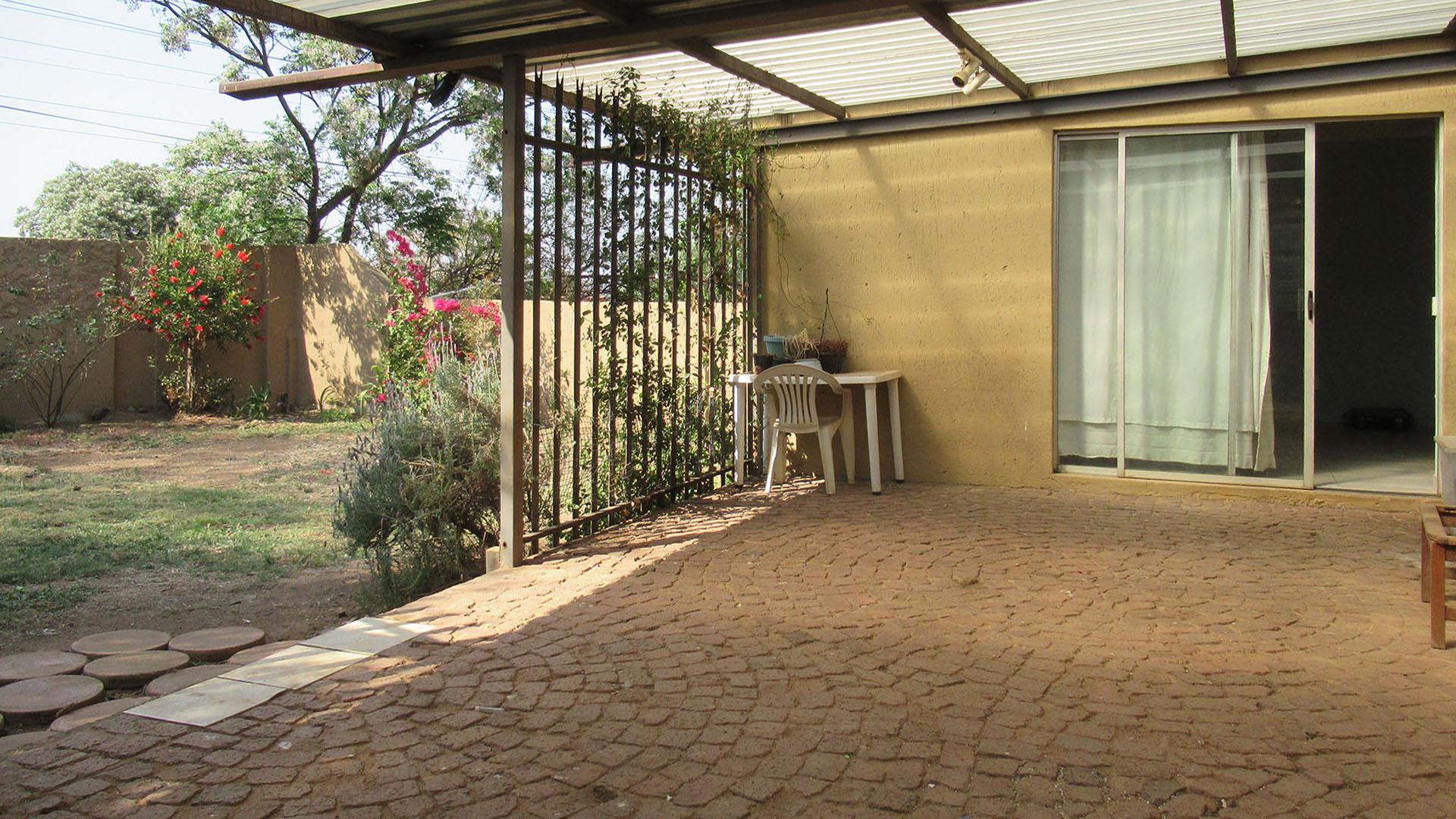 Patio - 46 square meters of property in Bromhof