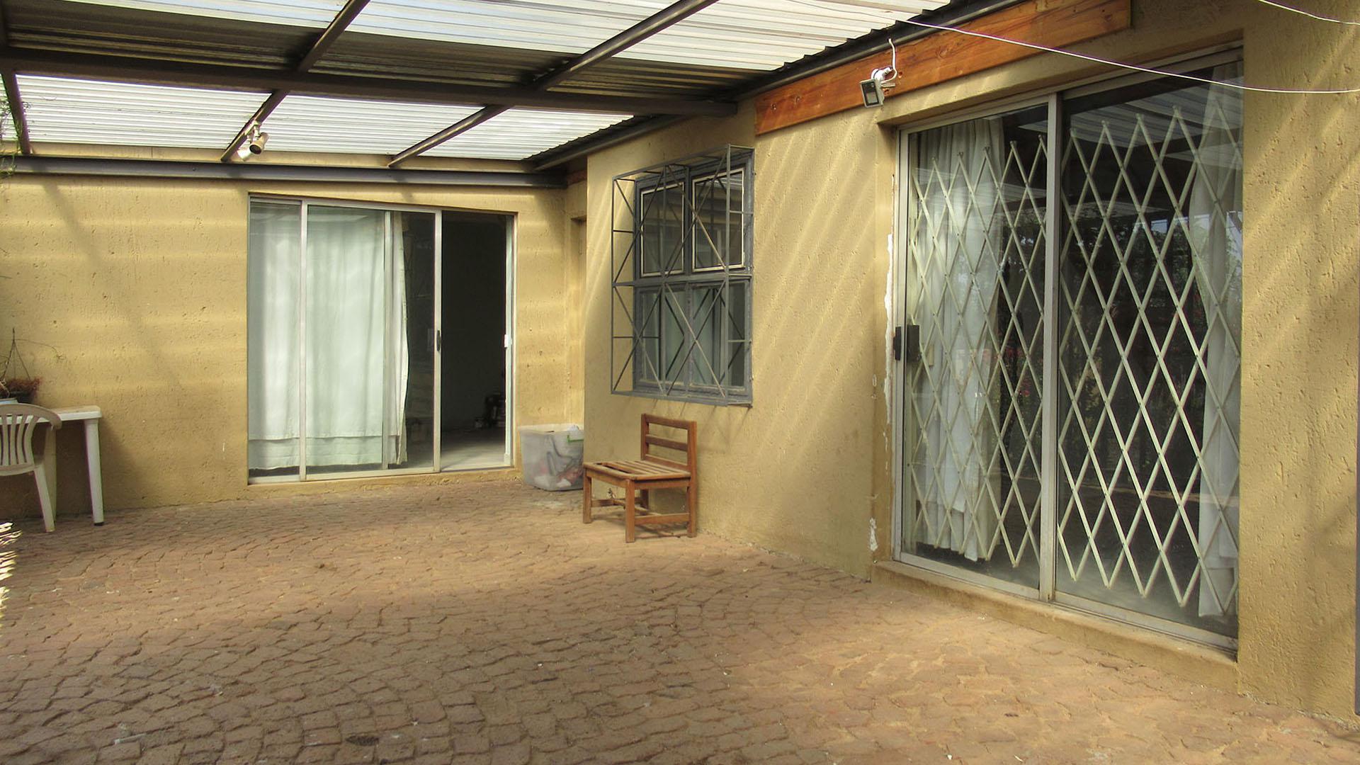 Patio - 46 square meters of property in Bromhof