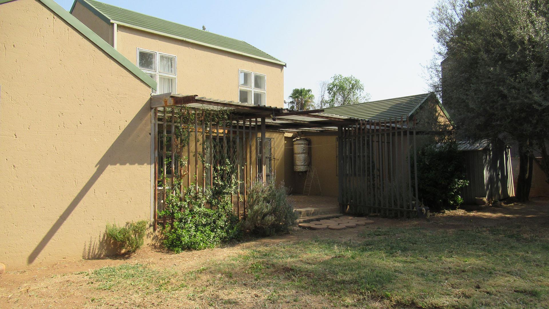 Backyard of property in Bromhof