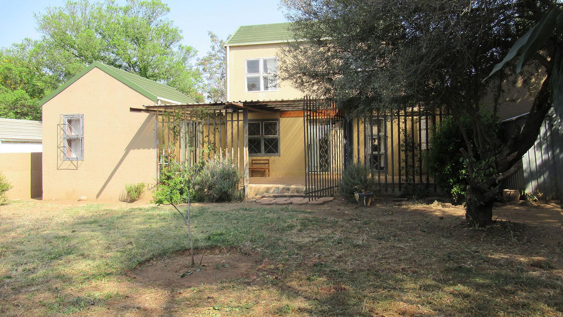 Backyard of property in Bromhof