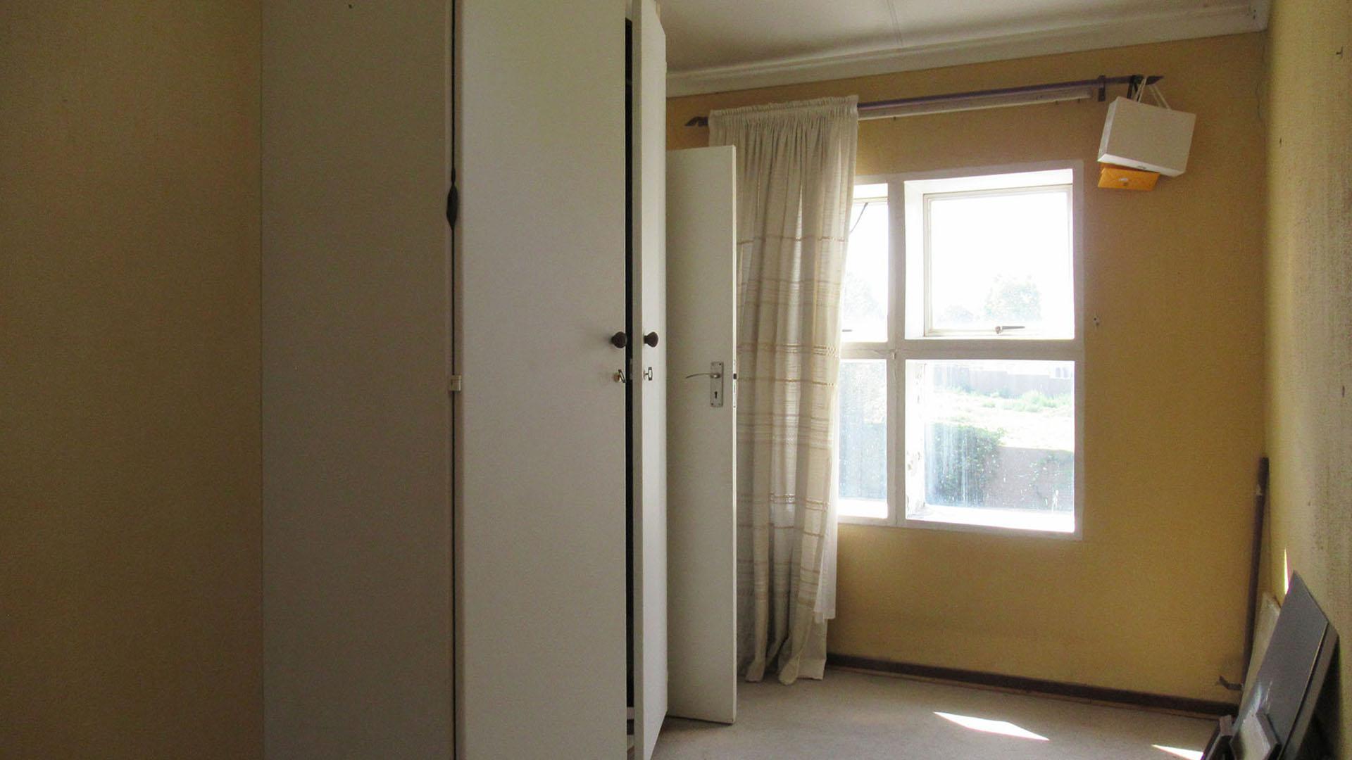 Bed Room 1 - 12 square meters of property in Bromhof