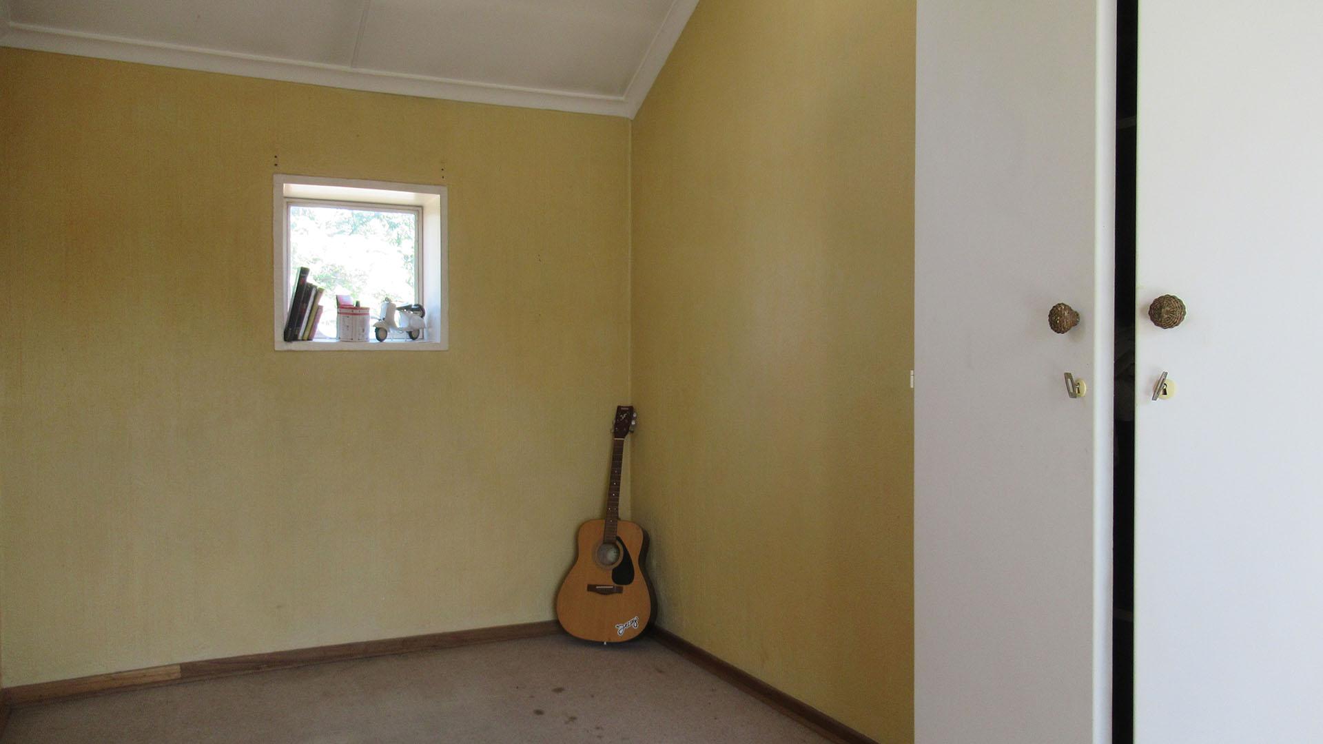 Bed Room 1 - 12 square meters of property in Bromhof