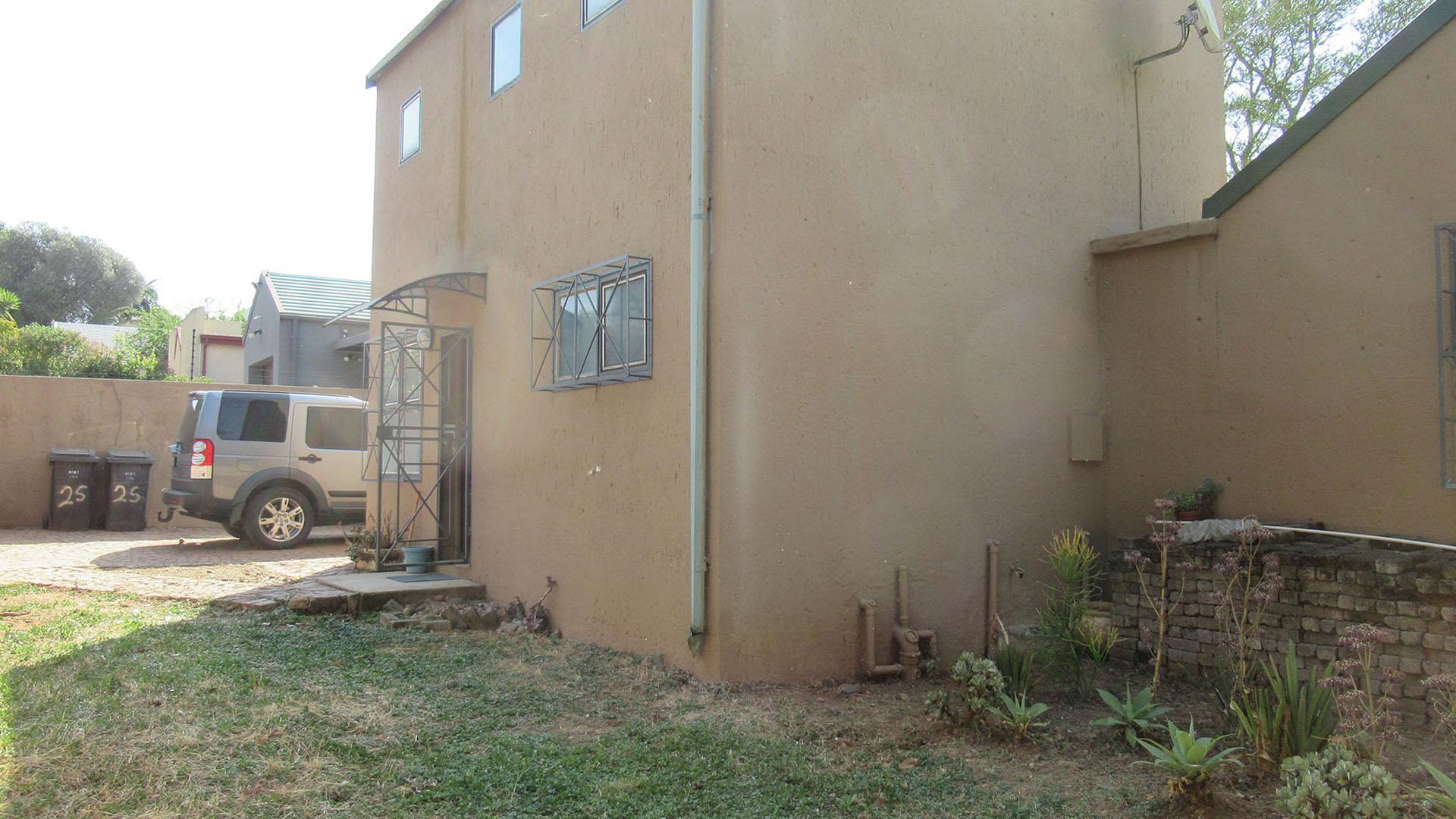 Front View of property in Bromhof