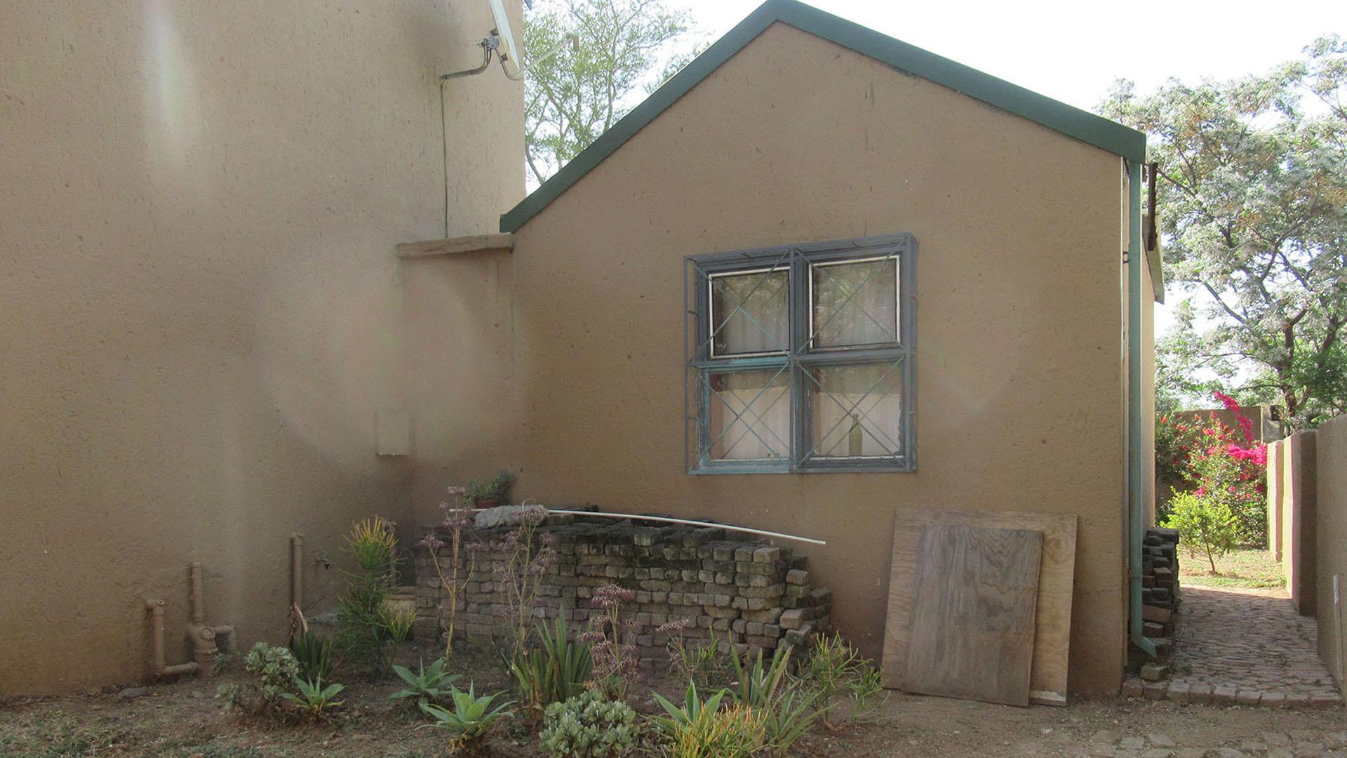 Front View of property in Bromhof