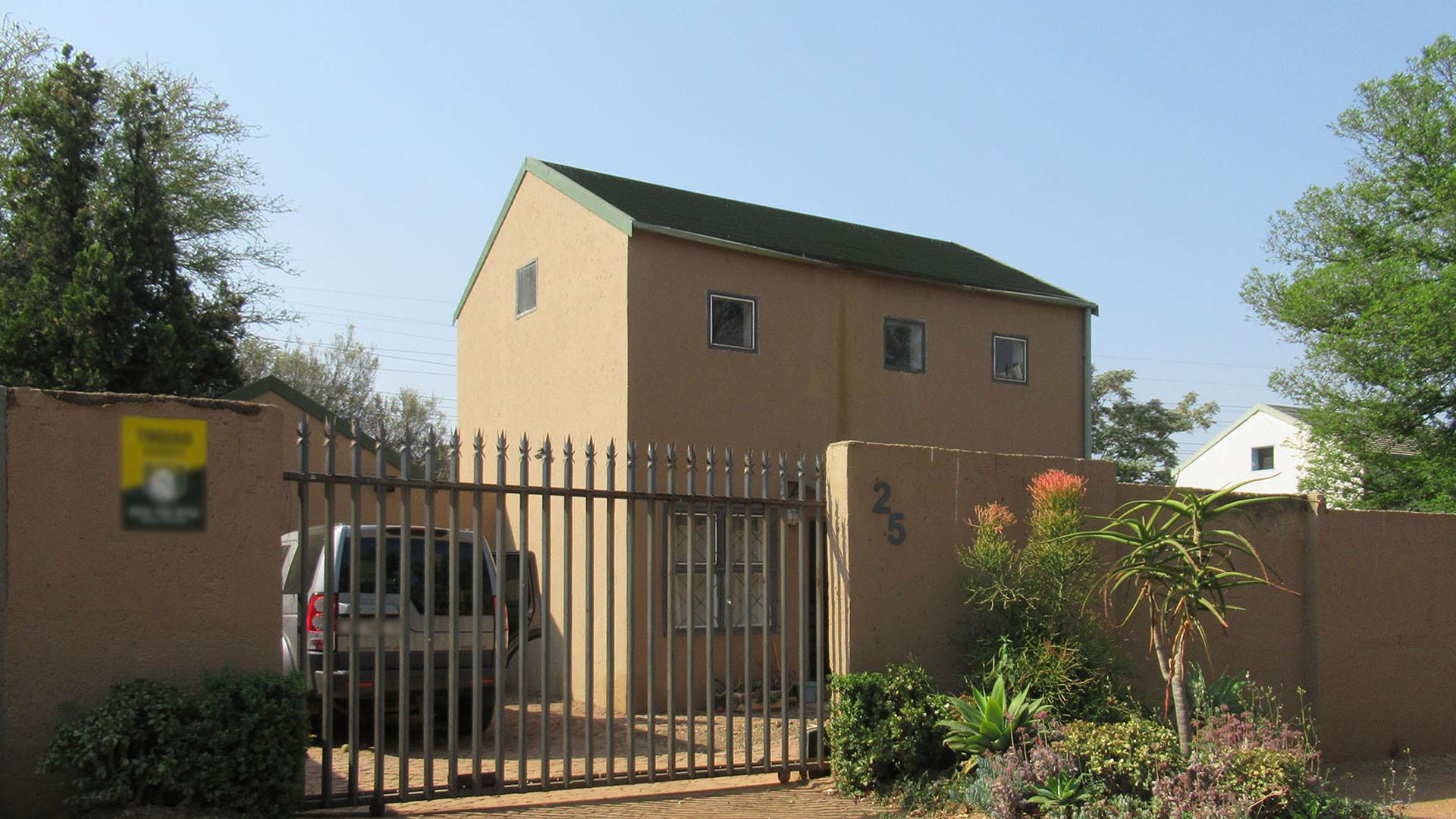 Front View of property in Bromhof