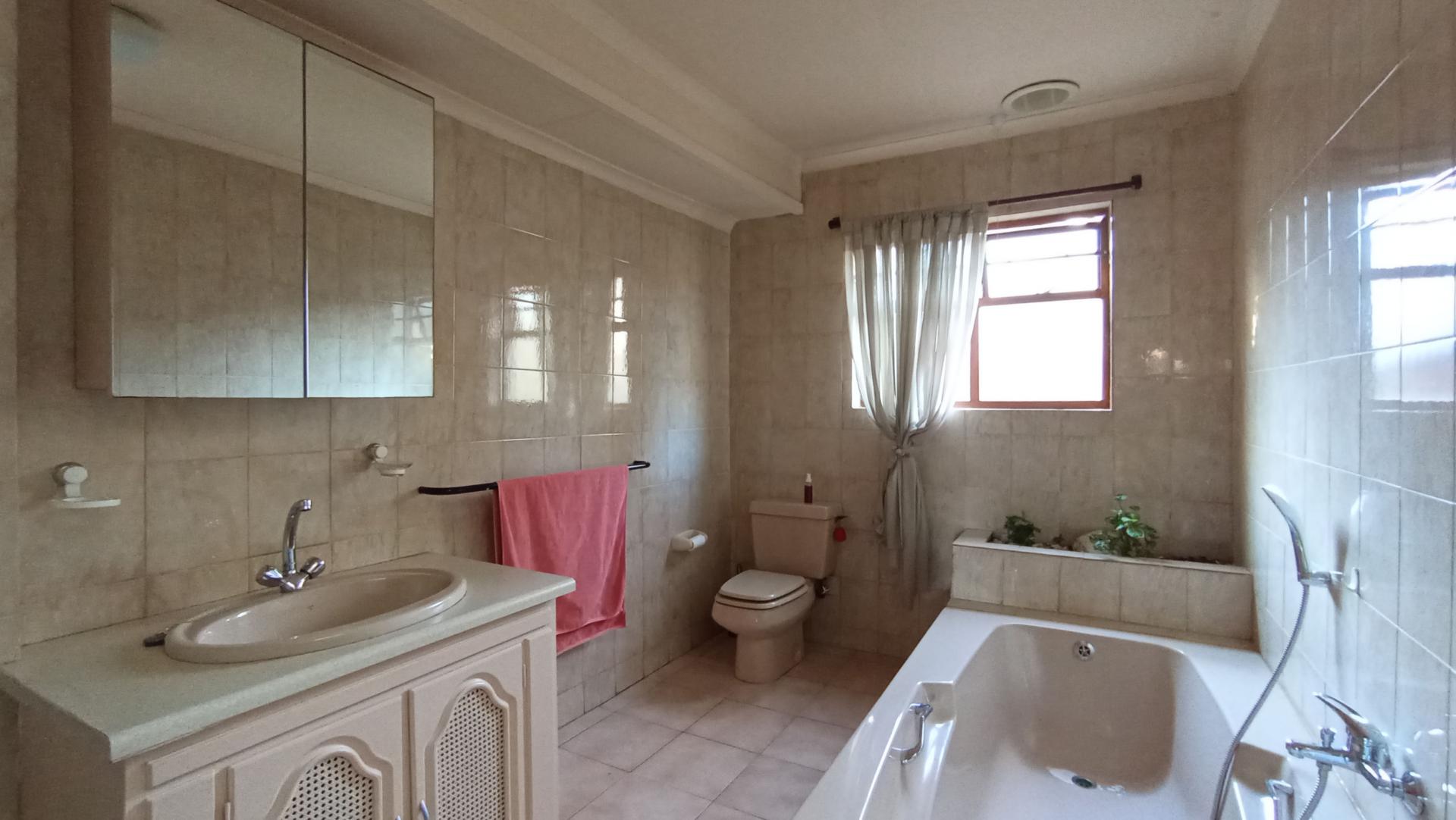 Main Bathroom - 13 square meters of property in Constantia Kloof