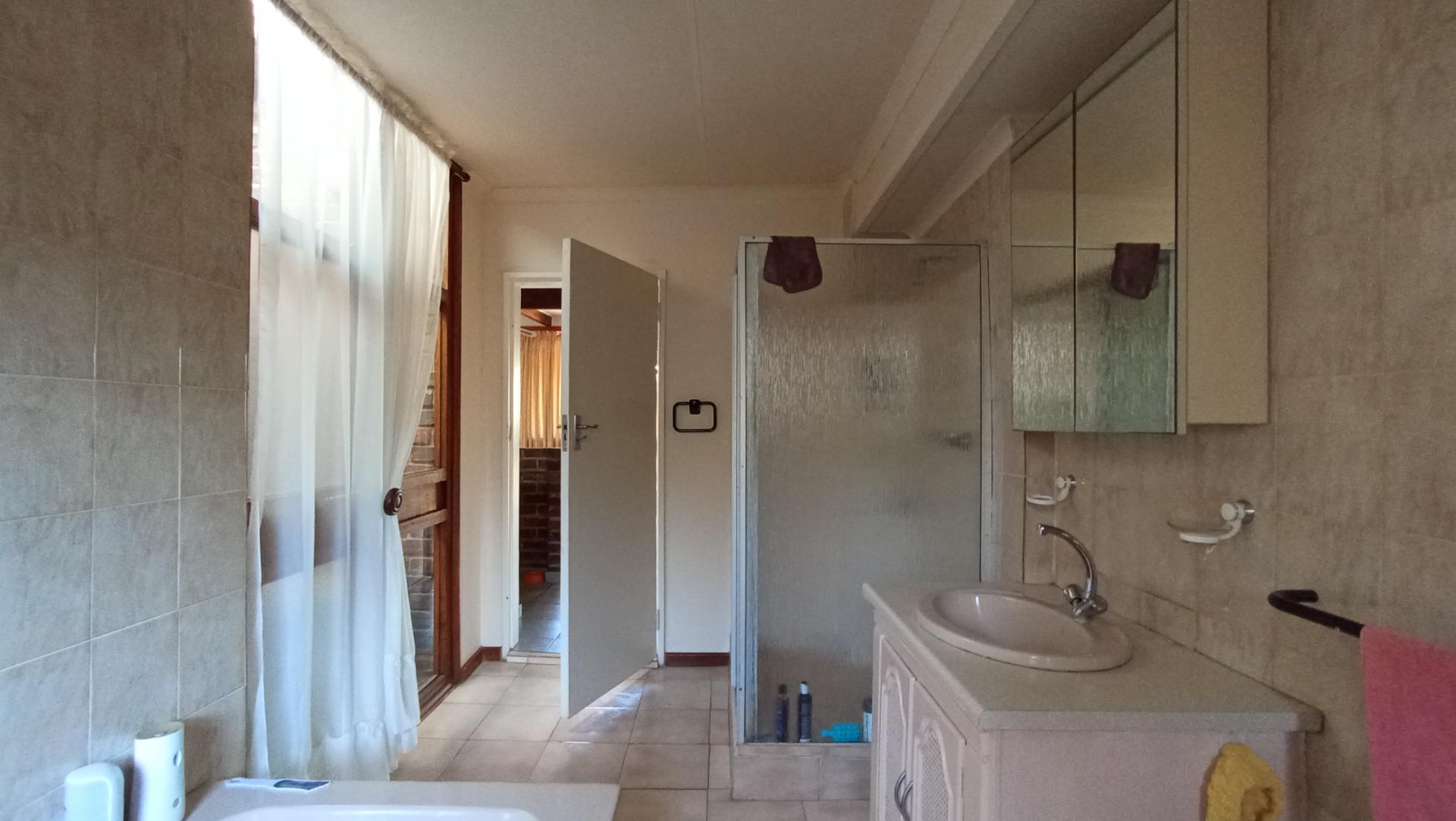 Main Bathroom - 13 square meters of property in Constantia Kloof