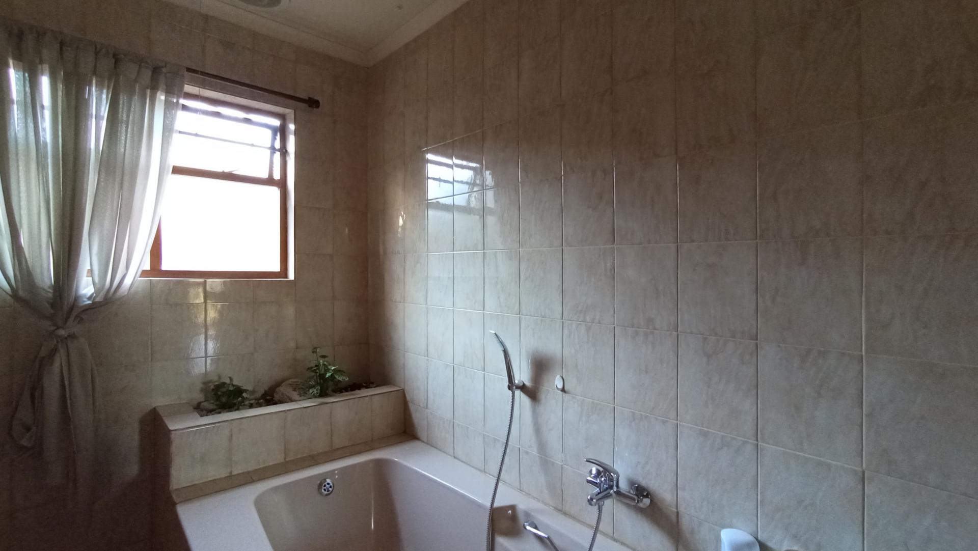 Main Bathroom - 13 square meters of property in Constantia Kloof