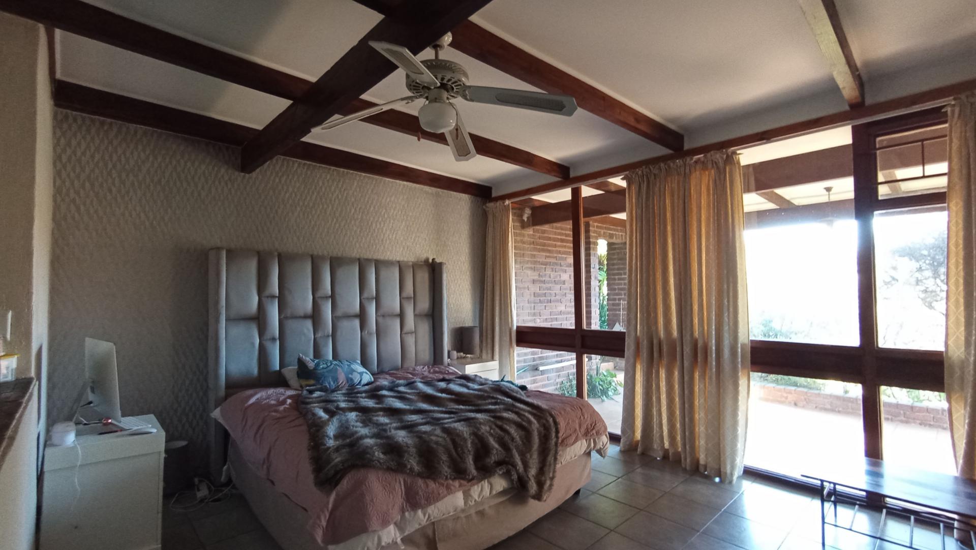 Main Bedroom - 32 square meters of property in Constantia Kloof
