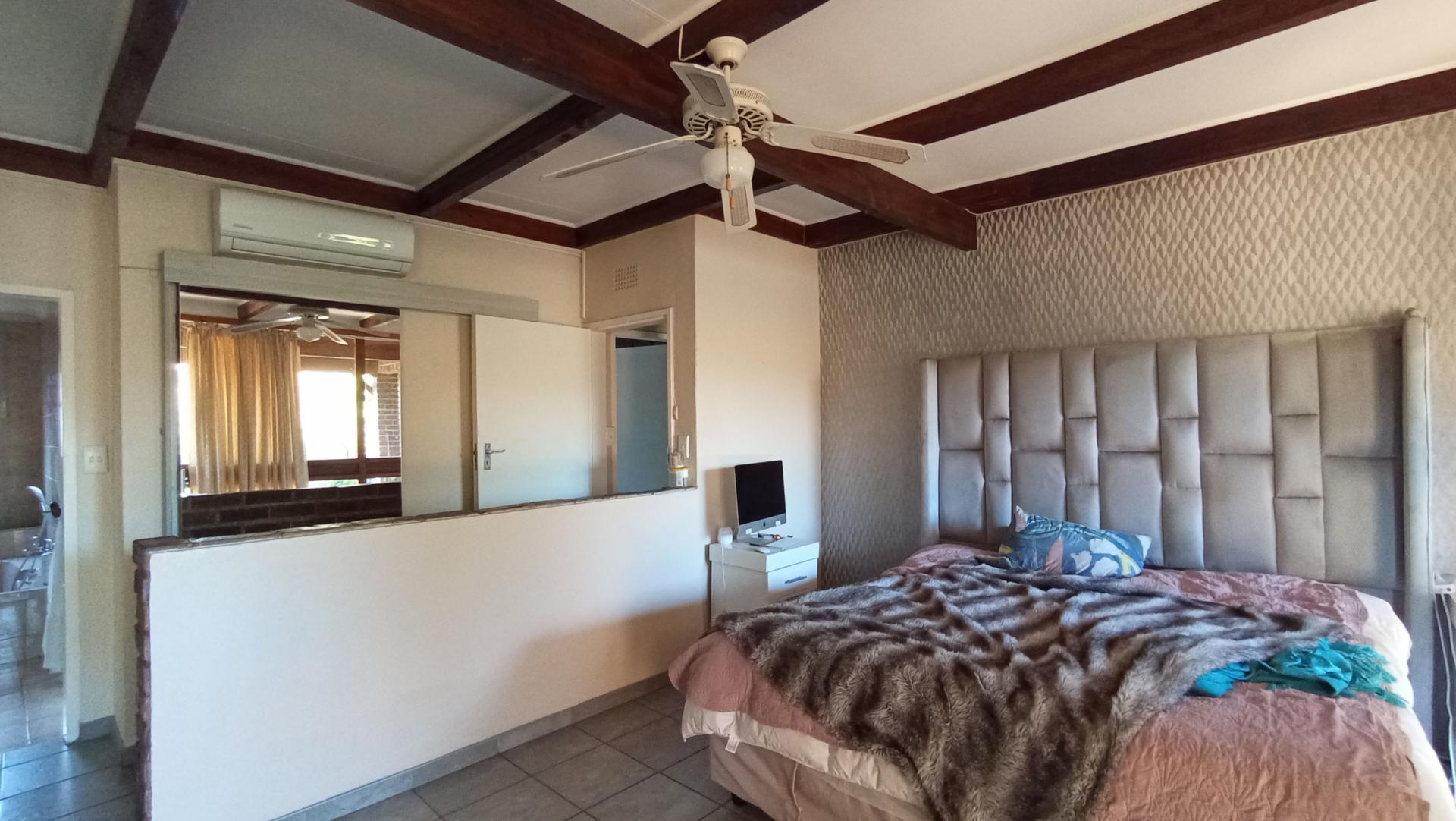 Main Bedroom - 32 square meters of property in Constantia Kloof