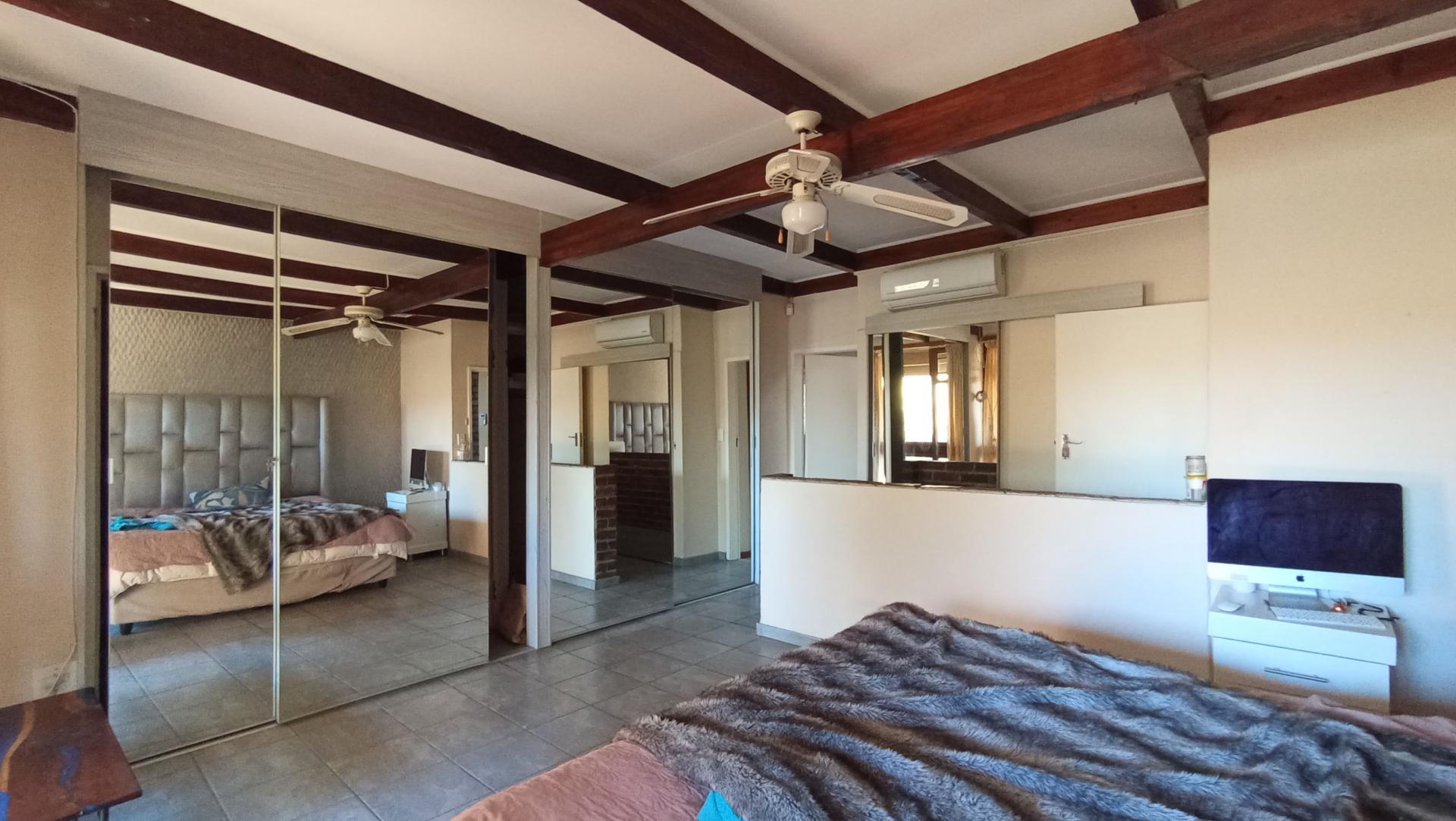 Main Bedroom - 32 square meters of property in Constantia Kloof