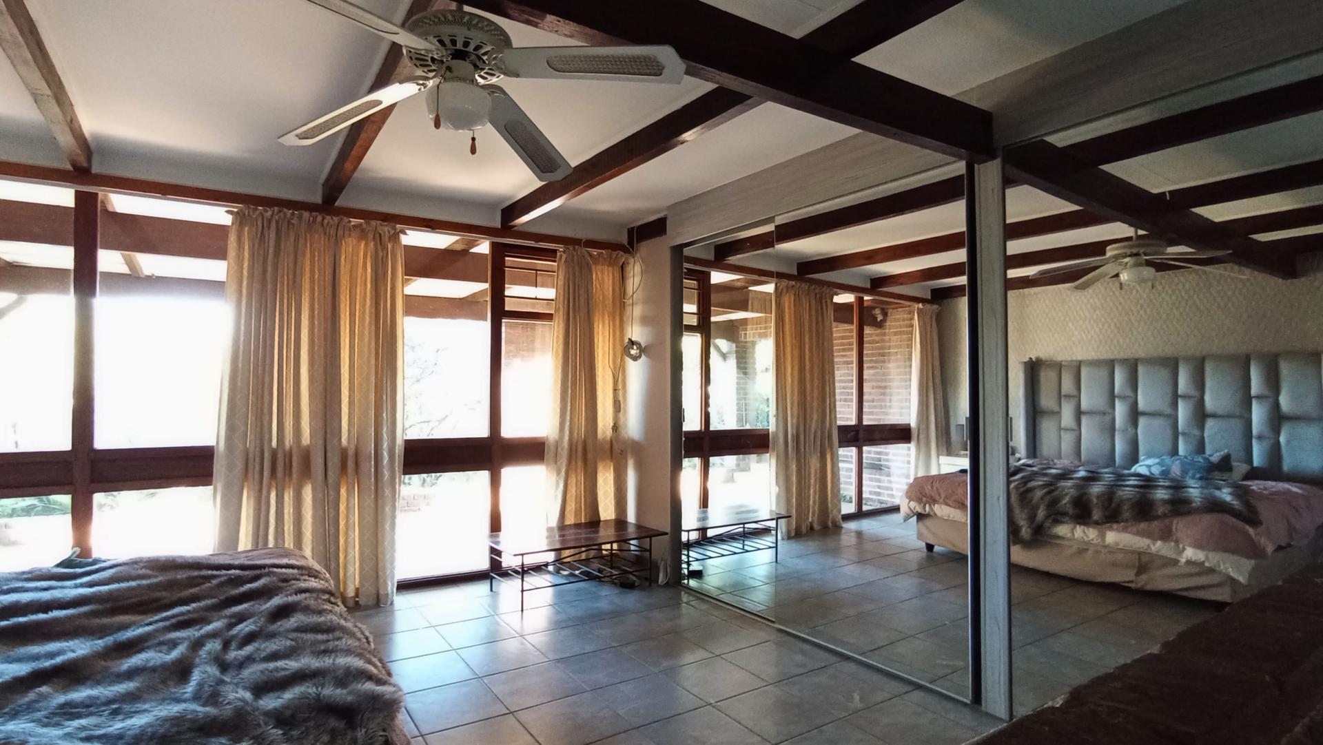 Main Bedroom - 32 square meters of property in Constantia Kloof