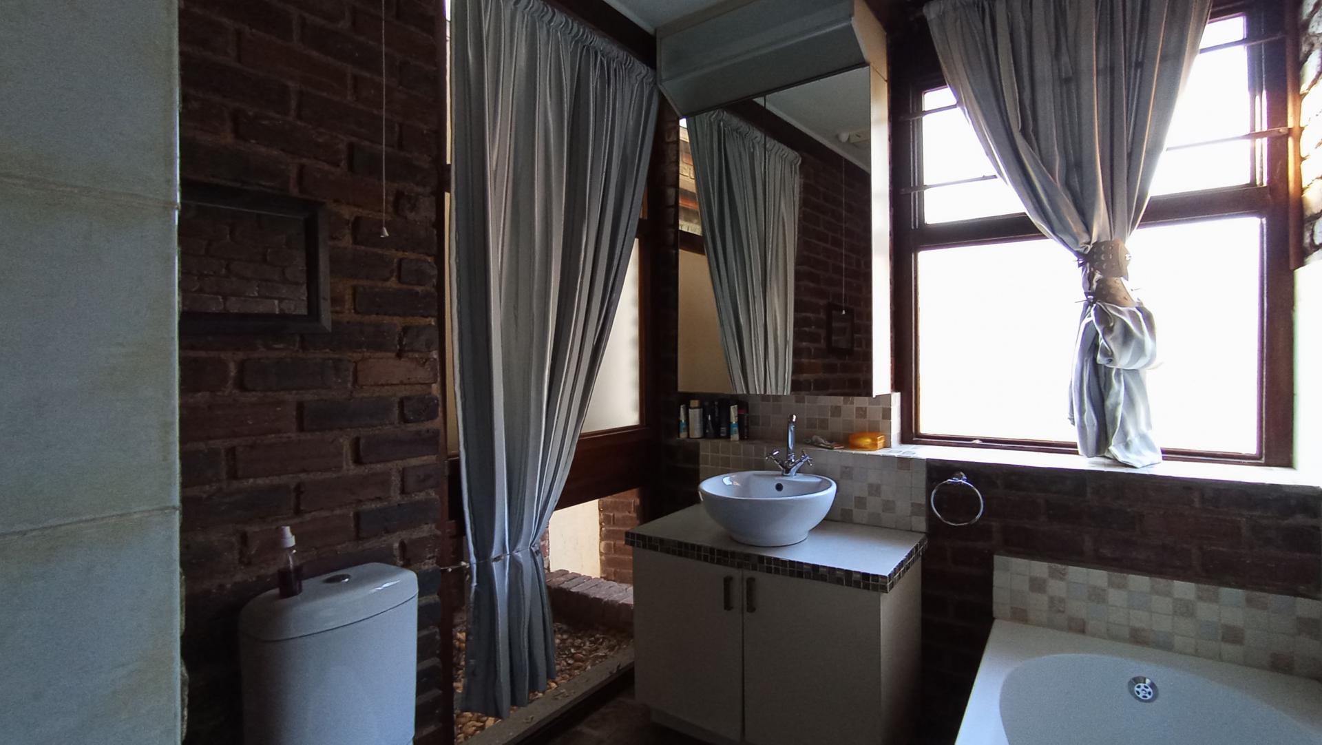 Bathroom 1 - 8 square meters of property in Constantia Kloof