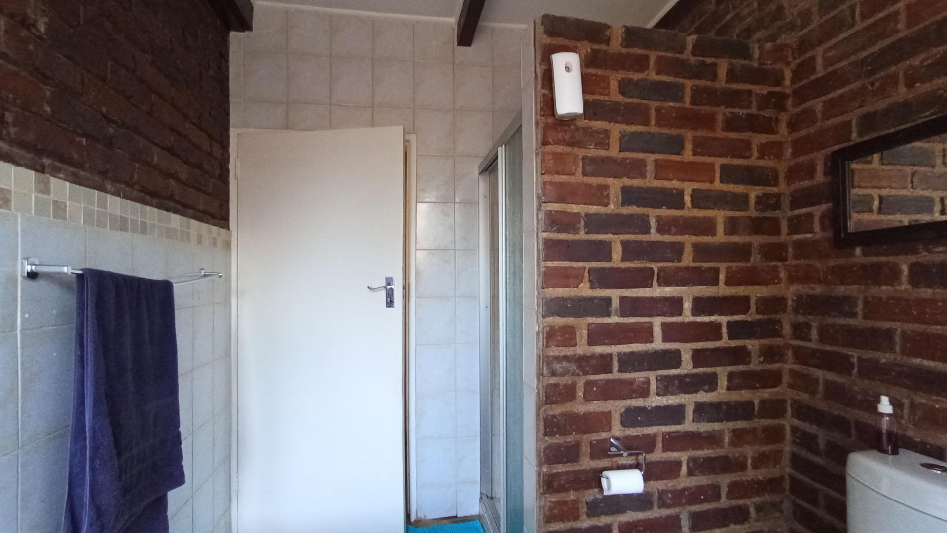 Bathroom 1 - 8 square meters of property in Constantia Kloof