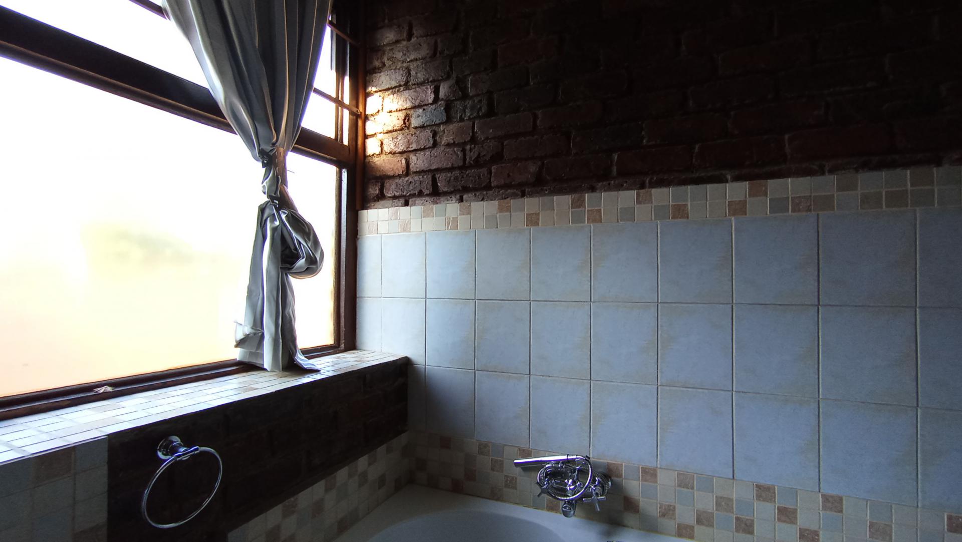 Bathroom 1 - 8 square meters of property in Constantia Kloof