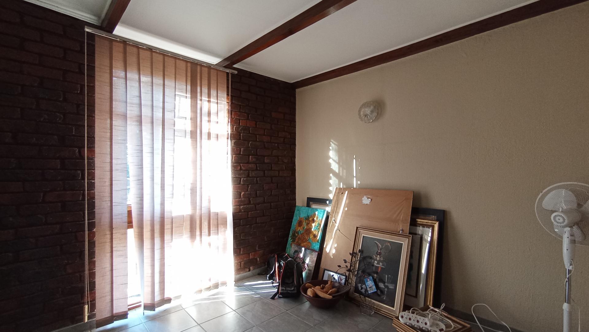 Bed Room 1 - 13 square meters of property in Constantia Kloof